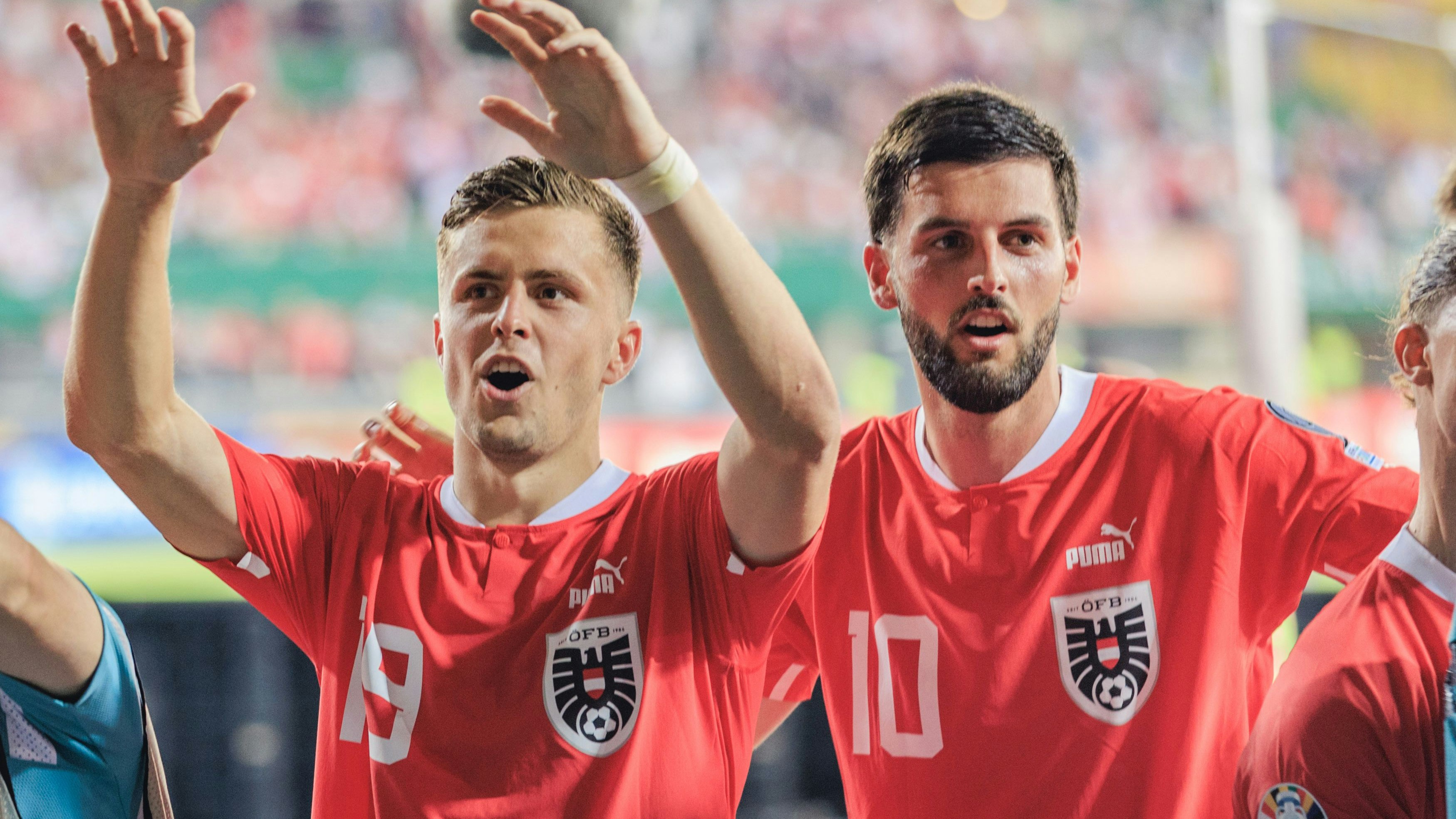 Christoph Baumgartner jubelt mit Florian Grillitsch.