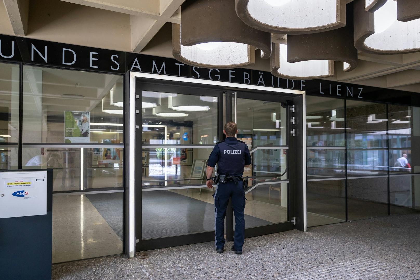 Bei einer Messer-Attacke im AMS Lienz wurde ein Polizist mit einem Messer verletzt und der Täter angeschossen.