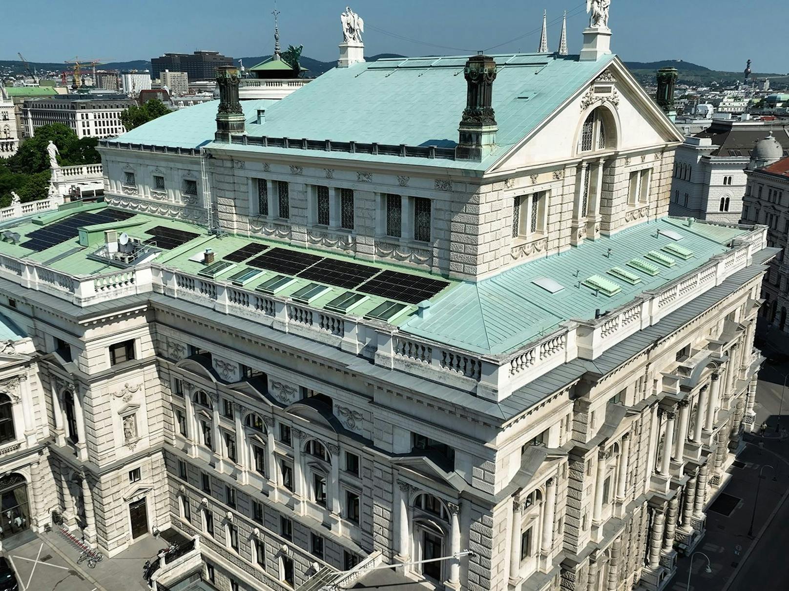 Mit der Photovoltaikanlage sollen nun 51 Tonnen CO2 pro Jahr eingespart werden, wie das Burgtheater mitteilte.