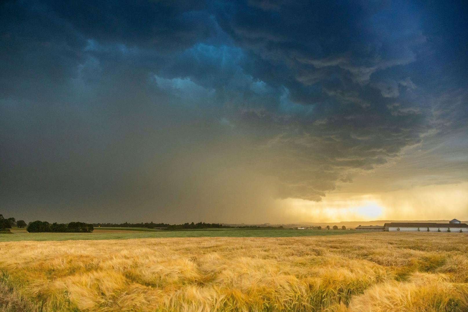 Gefährliche Schönheit: eine heftige Unwetterfront hat am 20. Juni 2023 eine Spur der Verwüstung quer durch Süddeutschland gezogen.