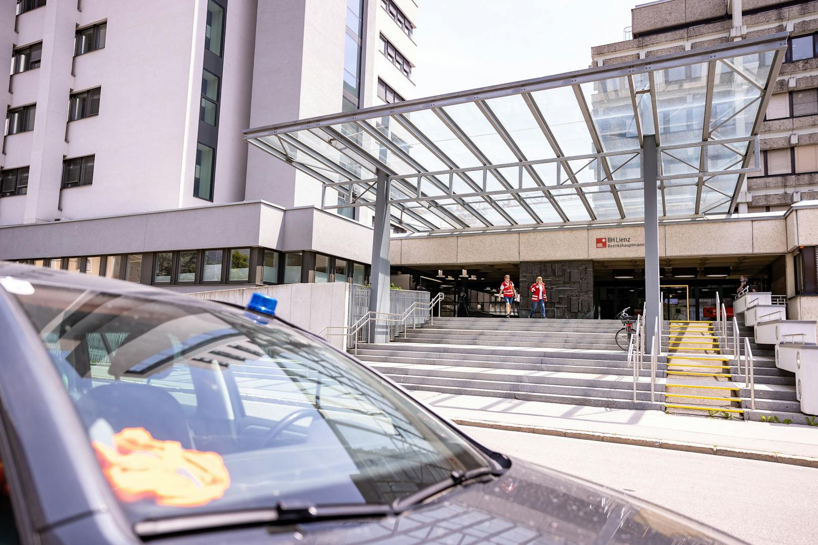 Bei einer Messer-Attacke im AMS Lienz wurde ein Polizist mit einem Messer verletzt und der Täter angeschossen.