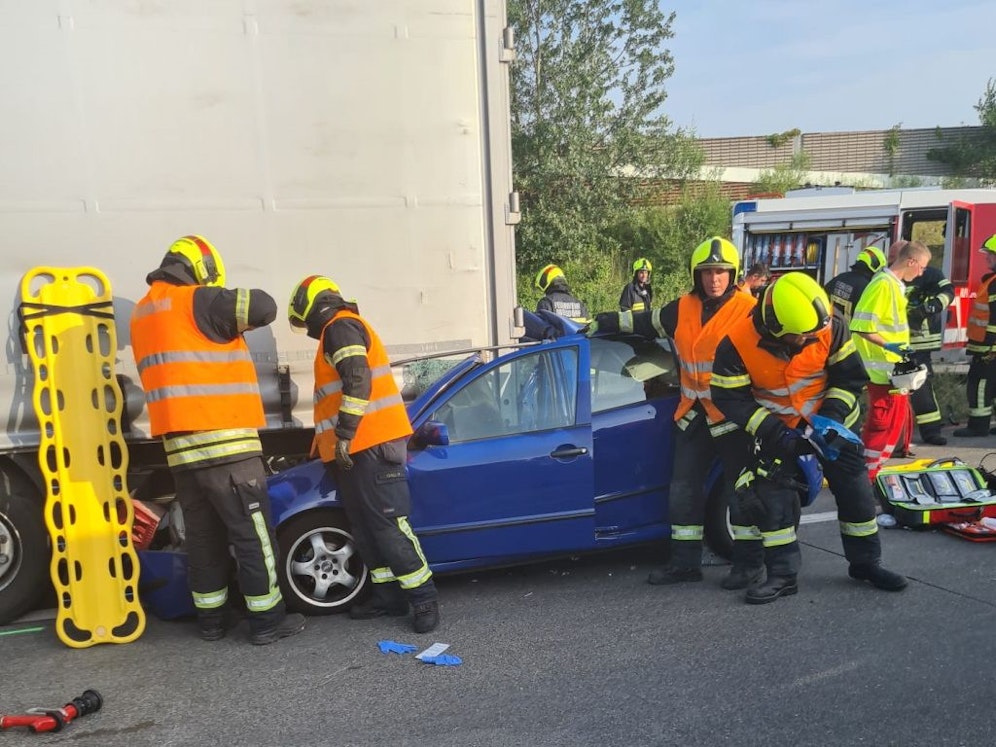 Der Kleinwagen wurde völlig zerstört.
