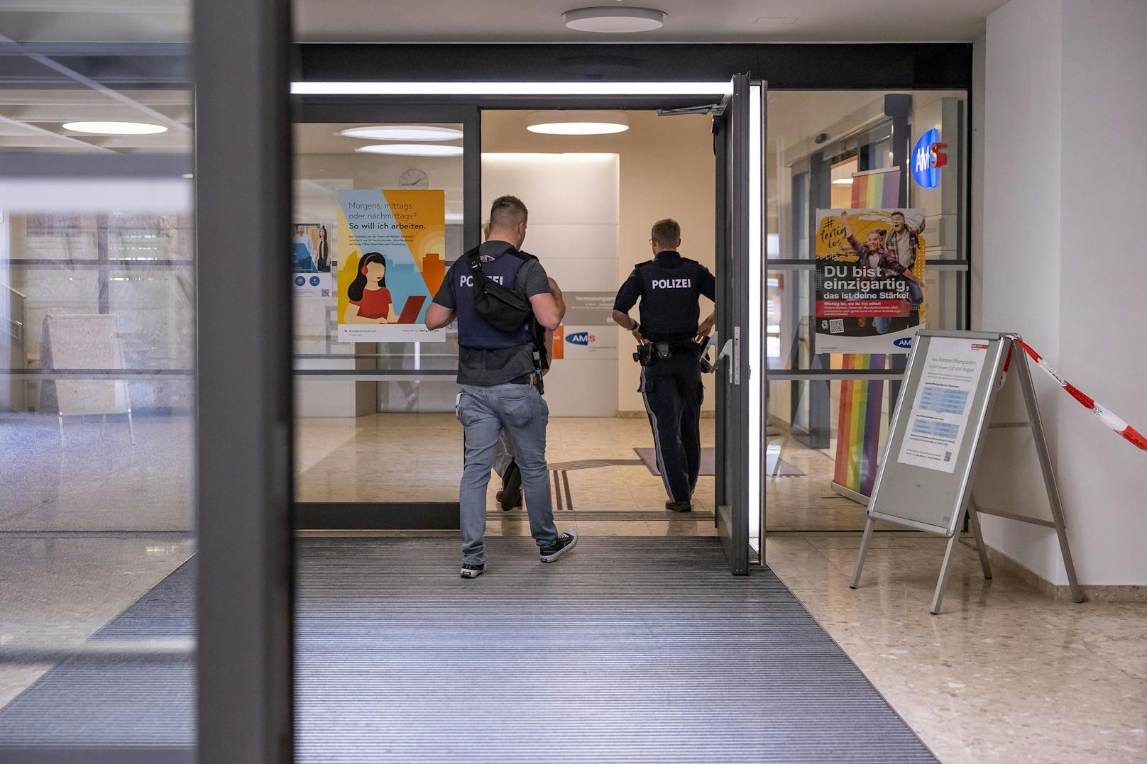 Bei einer Messer-Attacke im AMS Lienz wurde ein Polizist mit einem Messer verletzt und der Täter angeschossen.