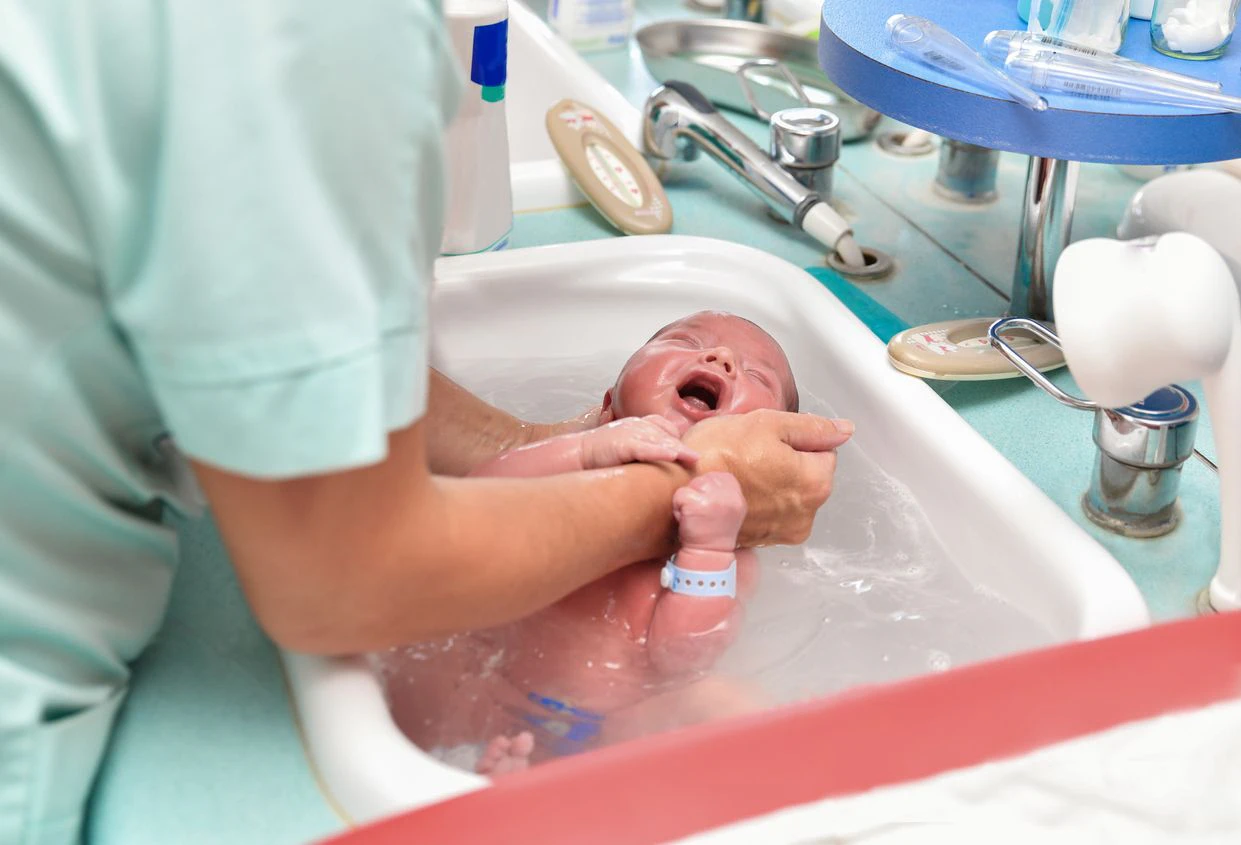 Baby beim Baden im Spital