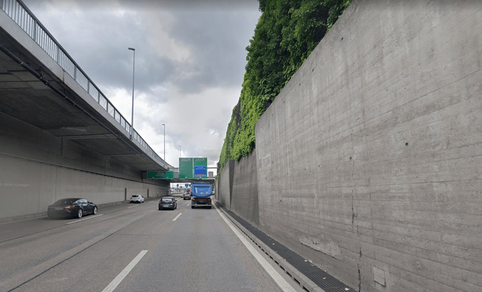 Auf der A3 fuhr er den Boliden schließlich gegen eine Mauer.