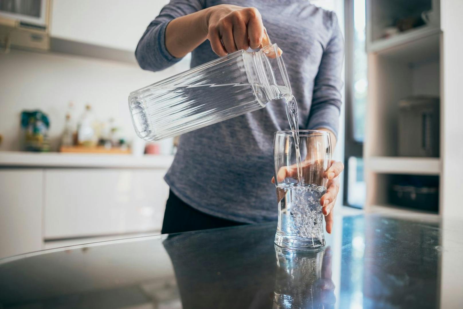 Bringe dich dazu mehr Wasser zu trinken. Fülle deinen Magen allerdings nicht literweise voll und verteile deine Wasserrationen lieber über den Tag. 