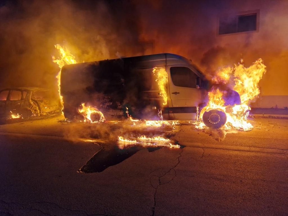 Spektakuläre Aufnahme: Fahrzeugbrand Industriegebiet Gerasdorf