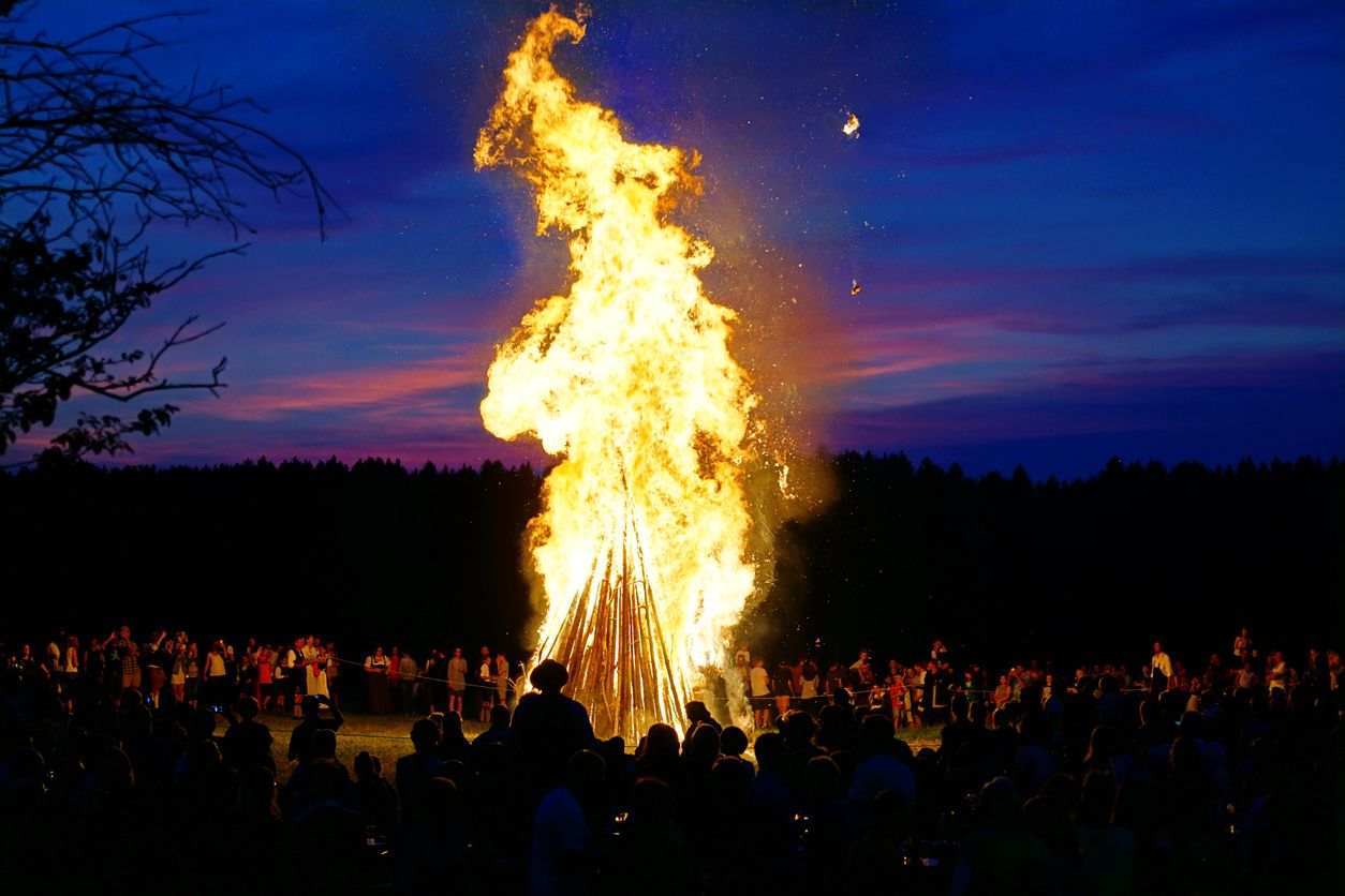 Bei einem Sonnwendfeuer wurde der Politiker verletzt (Symbolfoto)