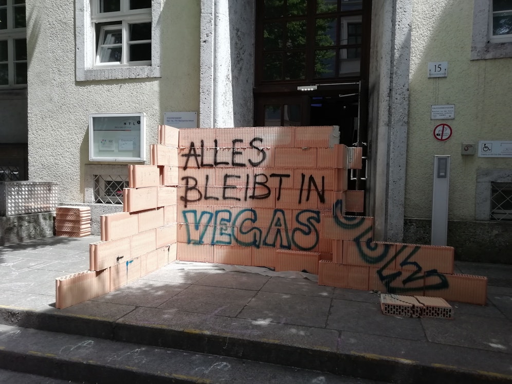 Vor dem Eingang der Linzer HTL1 Bau und Design wurden Ziegelsteine für einen Maturascherz verwendet.