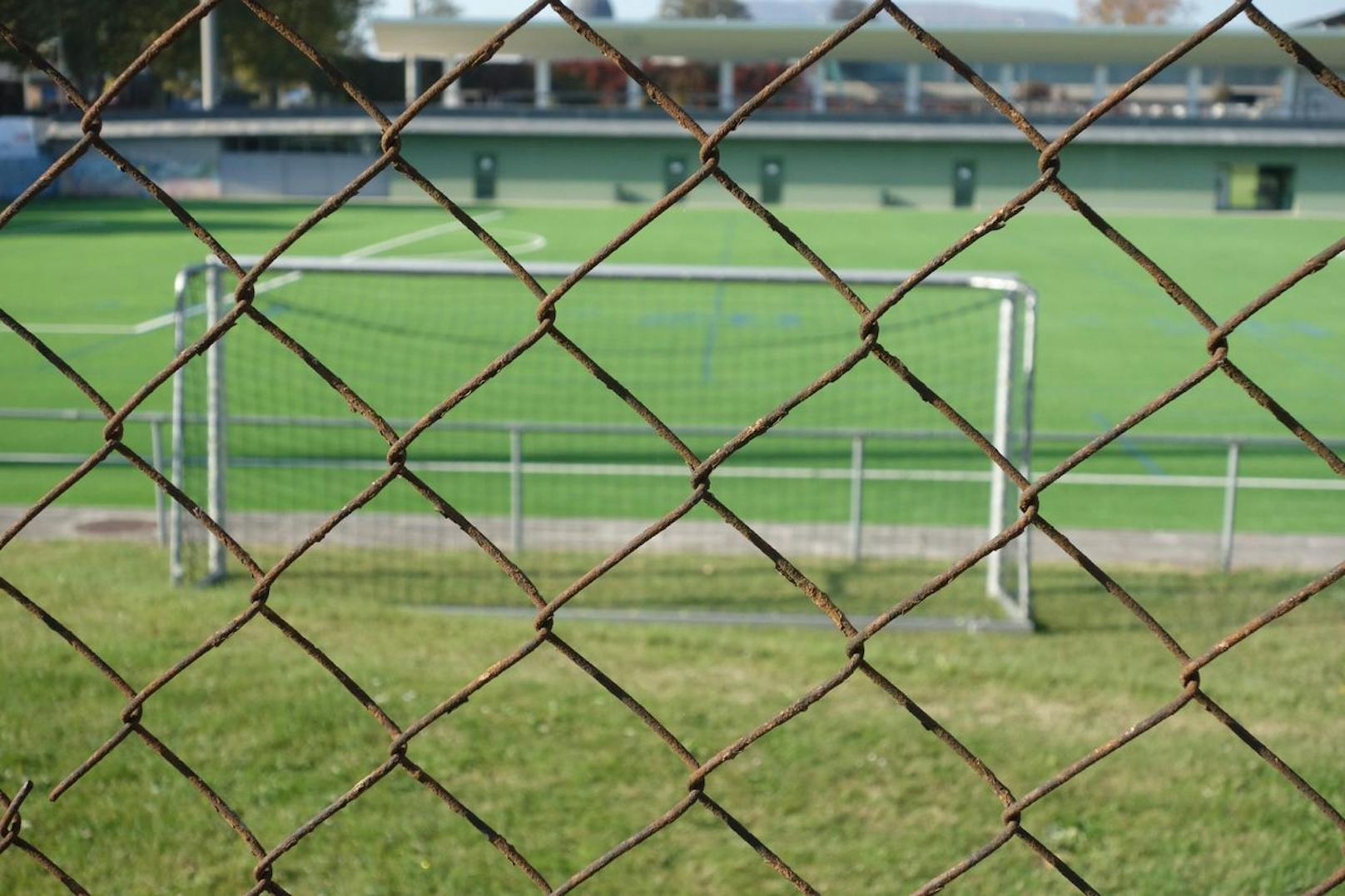 Ermittlungen führten die Polizei auf das Gelände eines Kärntner Sportvereins. (Symbolbild) 