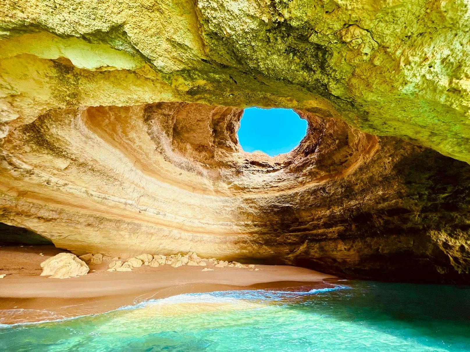 Entweder schwimmst du bei ruhiger See vom Strand hundert Meter zu der Höhle und steigst dort einen sandigen Eingang hinauf.&nbsp;