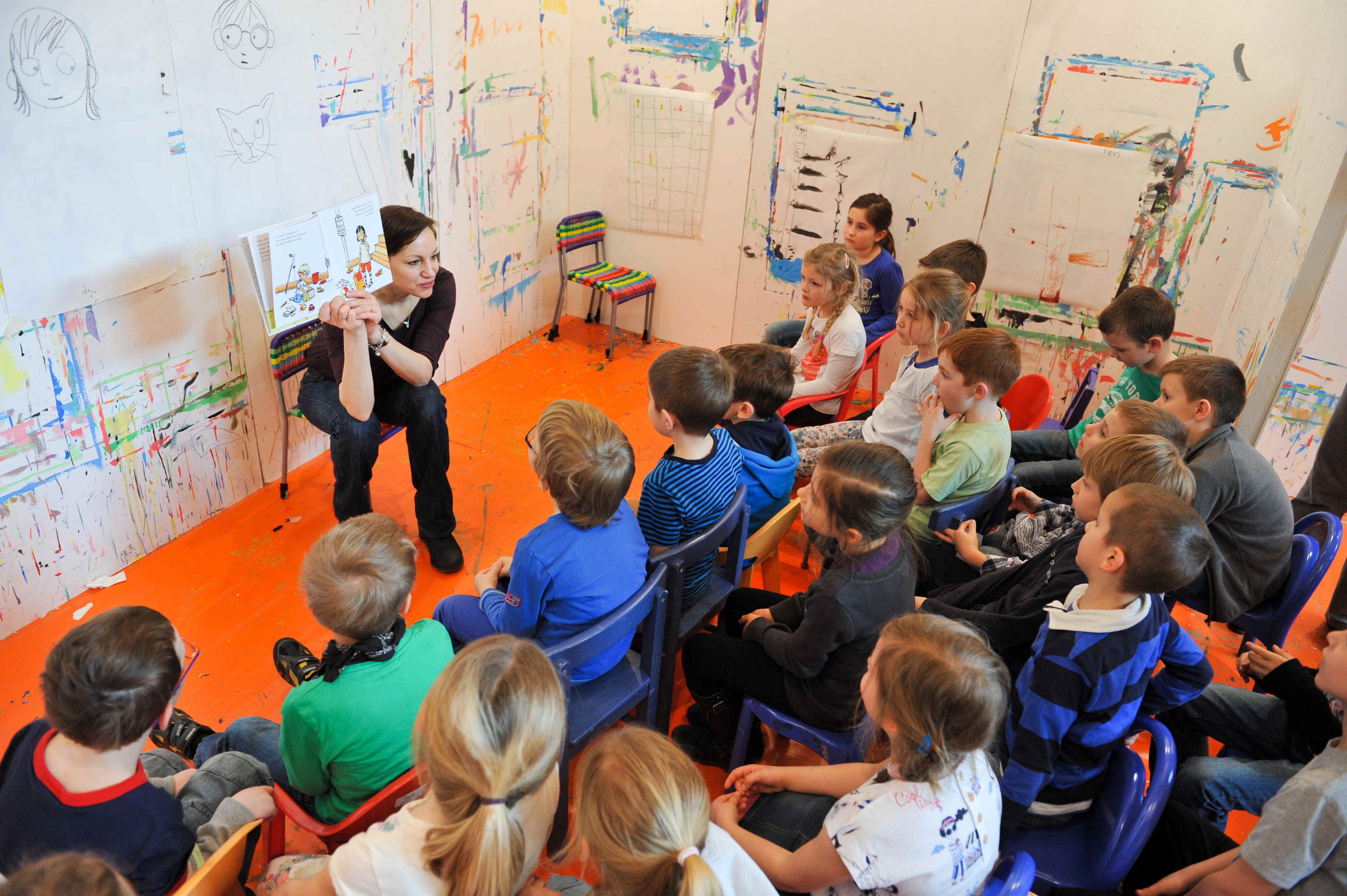 Illustrations-Workshop von Regina Kehn: Auch dieses Jahr erwartet das junge Publikum eine abwechslungsreiche Mischung aus Performances, Theater, Lesekonzerten und Workshops zum Mitmachen