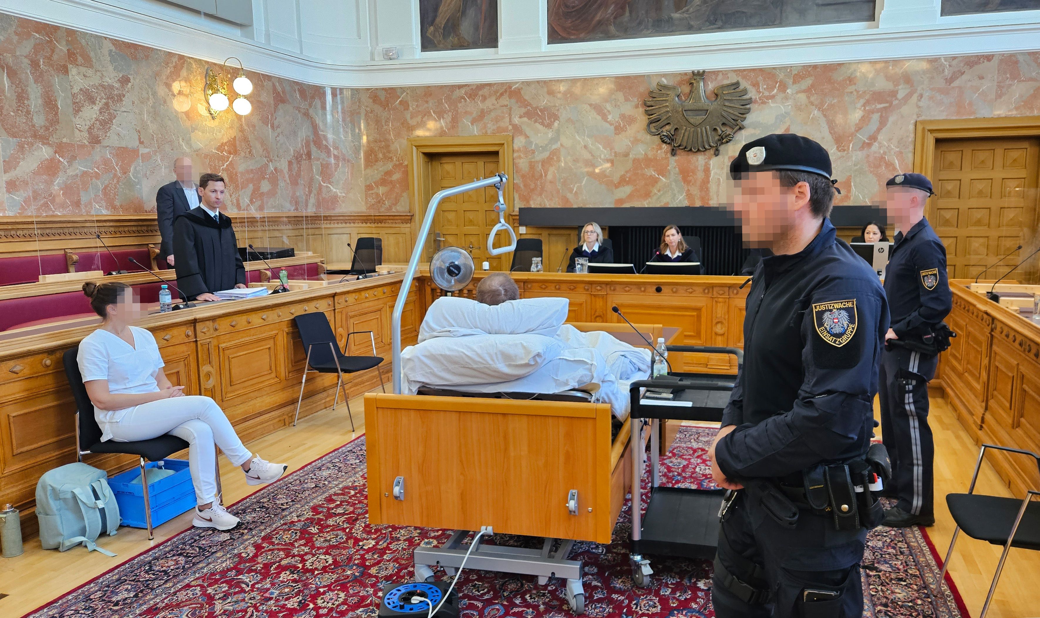 Der Angeklagte im Spitalsbett vor dem Landesgericht in Salzburg