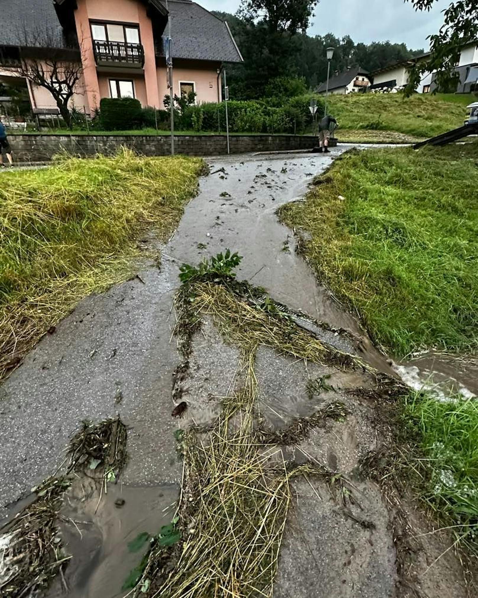 Schwere Unwetter sind am Mittwochabend und in der Nacht auf Donnerstag über den Süden Österreichs gezogen. Betroffen waren besonders die Obersteiermark und Oberkärnten – mehrere Orte sind von der Außenwelt abgeschnitten.