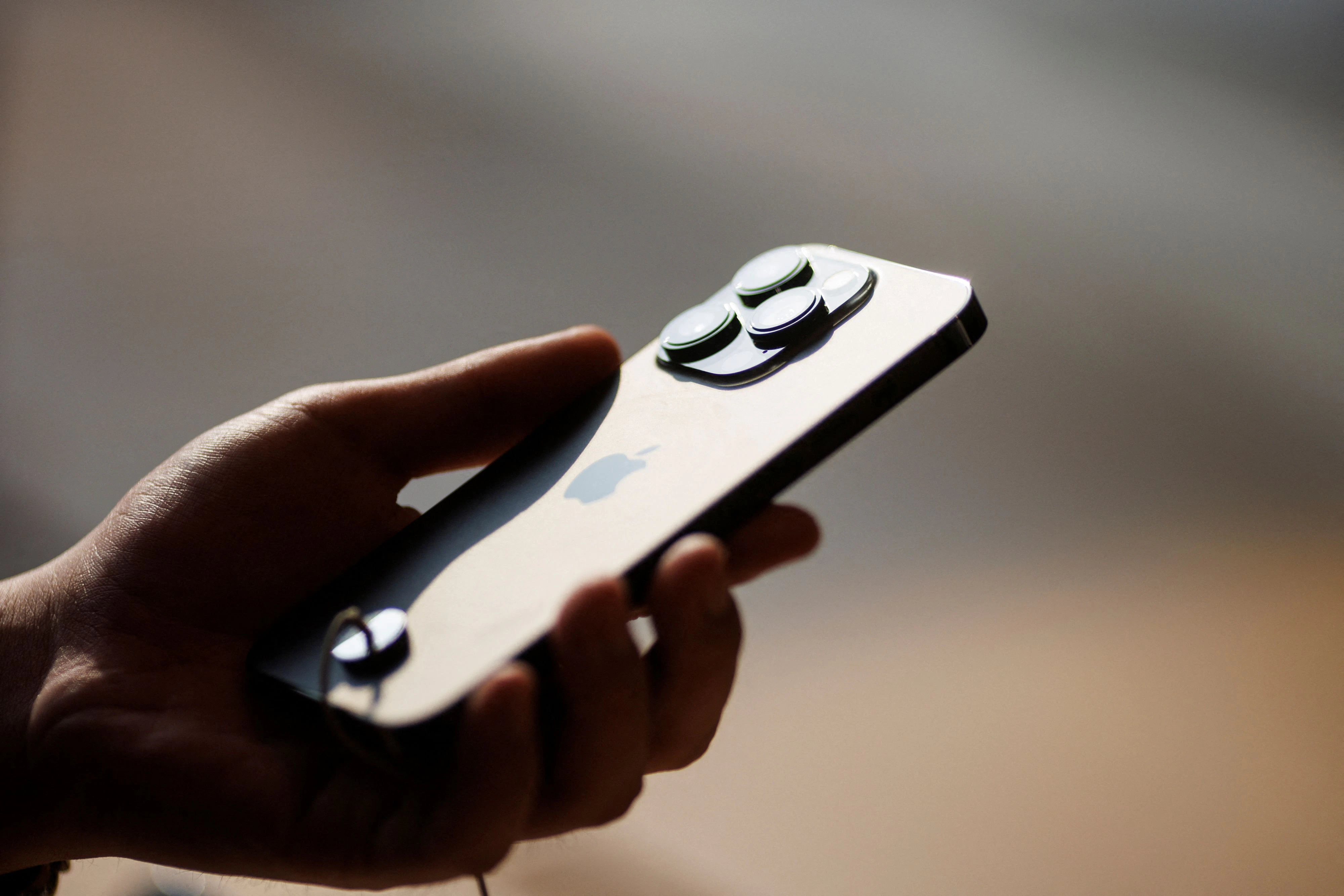 Sicherheitslücken im System: Das Update ist ab sofort für zahlreiche Geräte – auch fürs iPhone – verfügbar. 