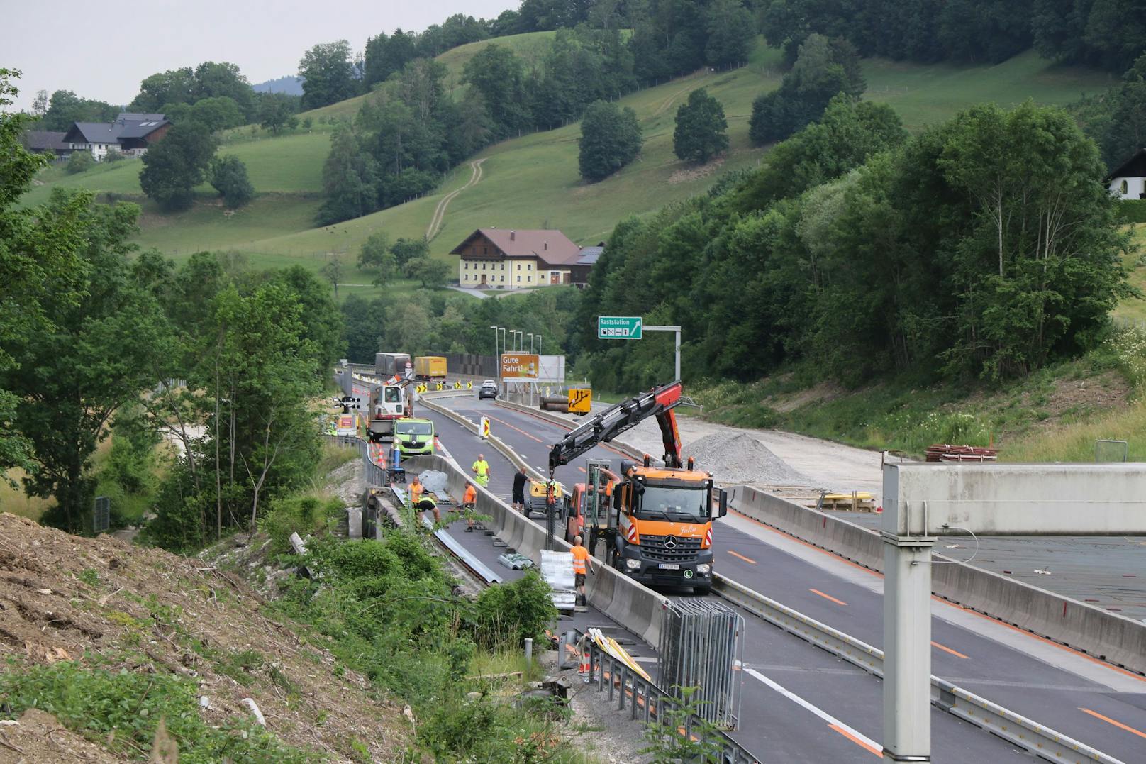 Schon den ganzen Mittwoch über war die Richtungsfahrbahn Wien der A1 Westautobahn im Abschnitt Mondsee komplett gesperrt. Ein Randbalken hatte sich von einem Brückentragwerk gelöst.