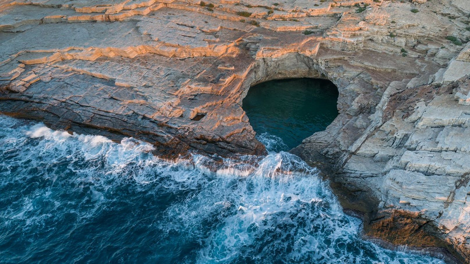 Das natürliche Becken ist etwa drei Meter tief und 20 Meter lang sowie fünfzehn Meter breit und wird laufend von den Wellen mit neuem Wasser gefüllt.