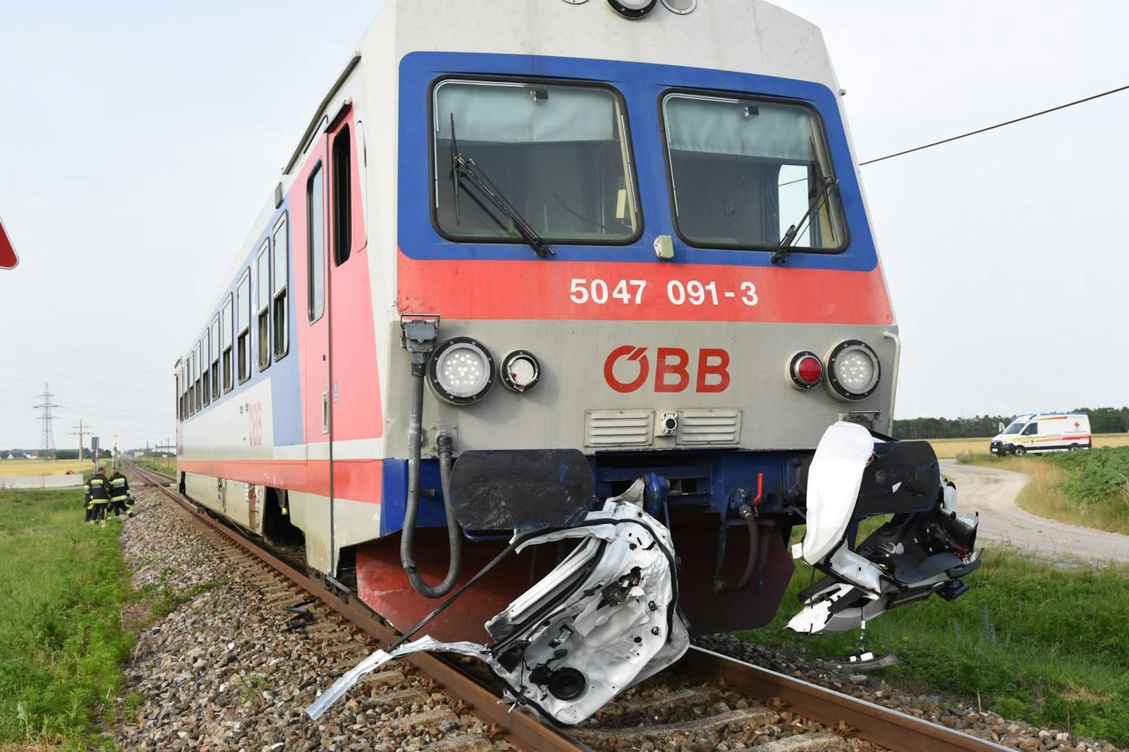 Auto gegen Zug: 2 Schwerverletzte