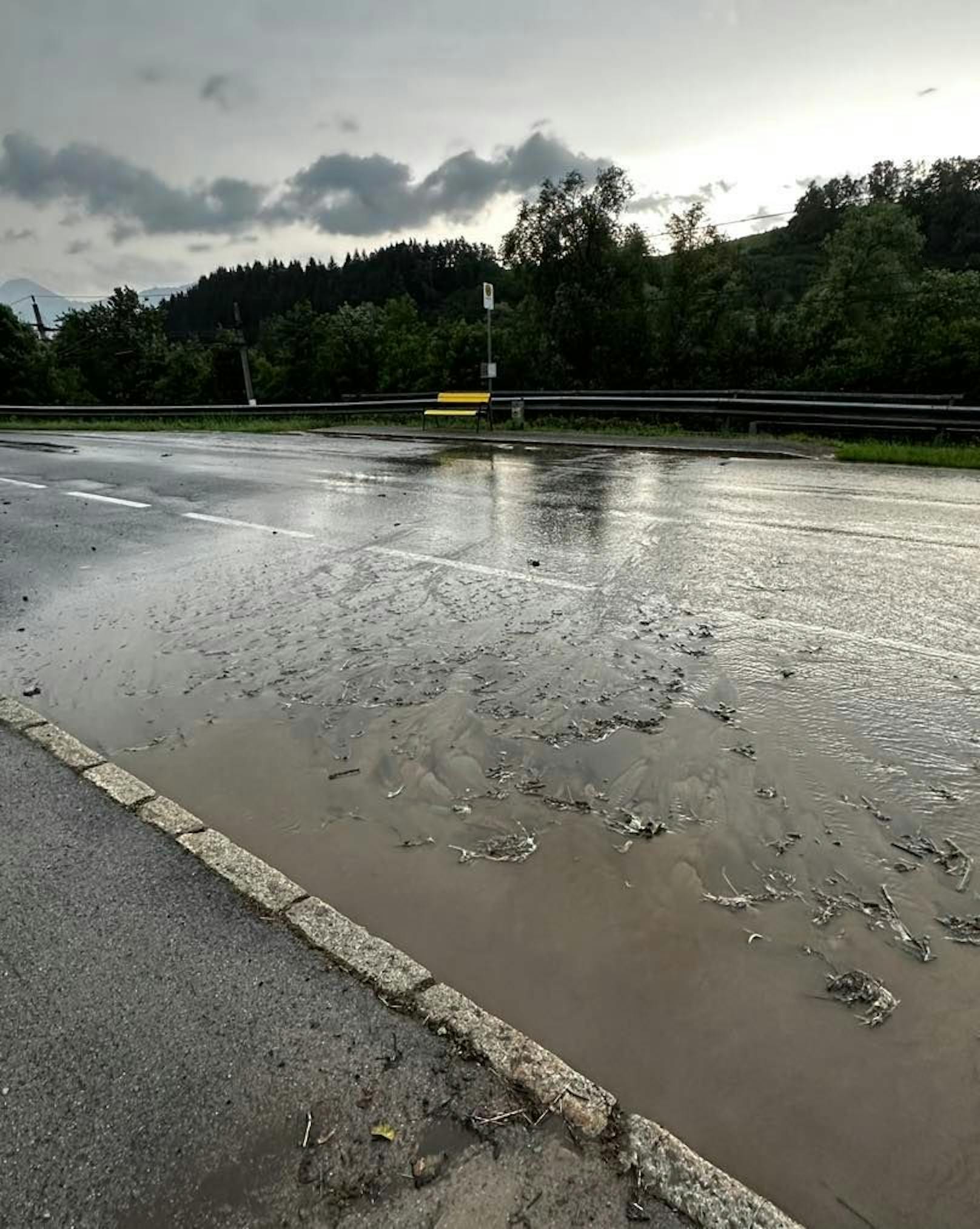 Schwere Unwetter sind am Mittwochabend und in der Nacht auf Donnerstag über den Süden Österreichs gezogen. Betroffen waren besonders die Obersteiermark und Oberkärnten – mehrere Orte sind von der Außenwelt abgeschnitten.