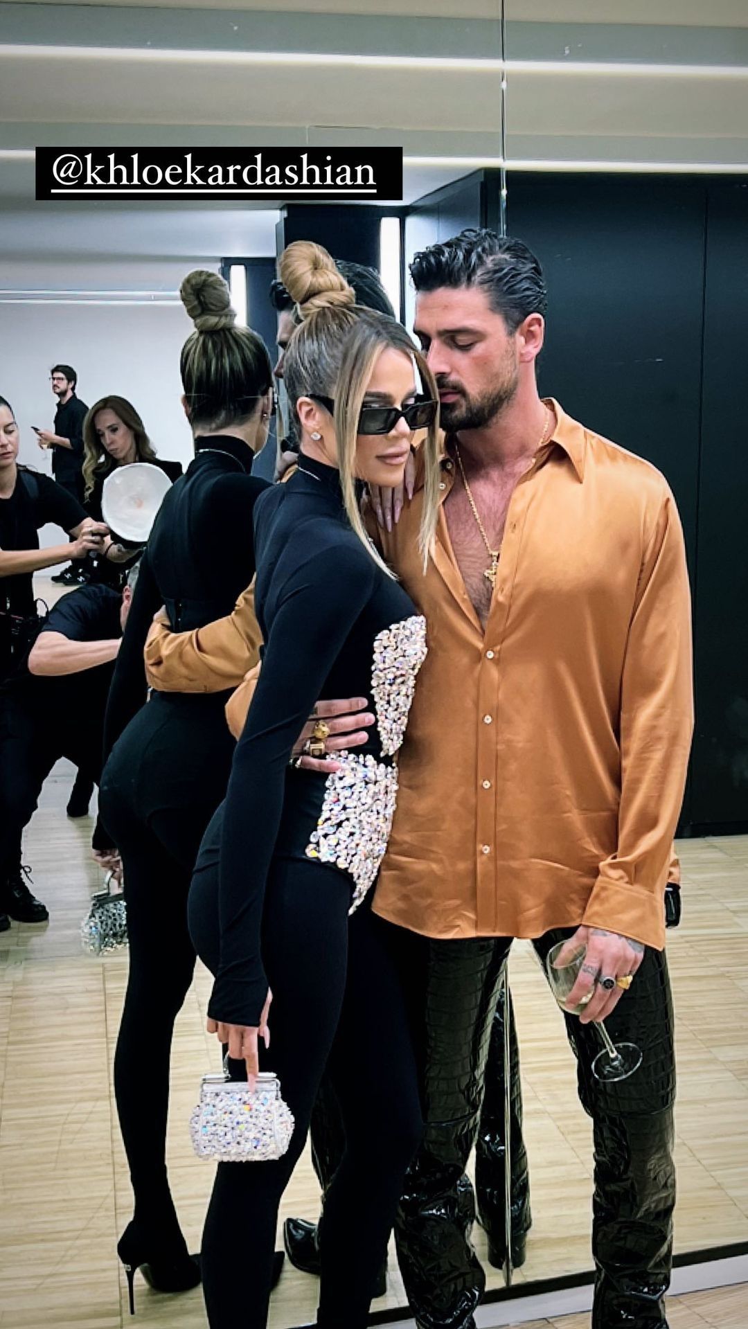 Khloé Kardashian und Michele Morrone zeigen sich eng umschlungen.