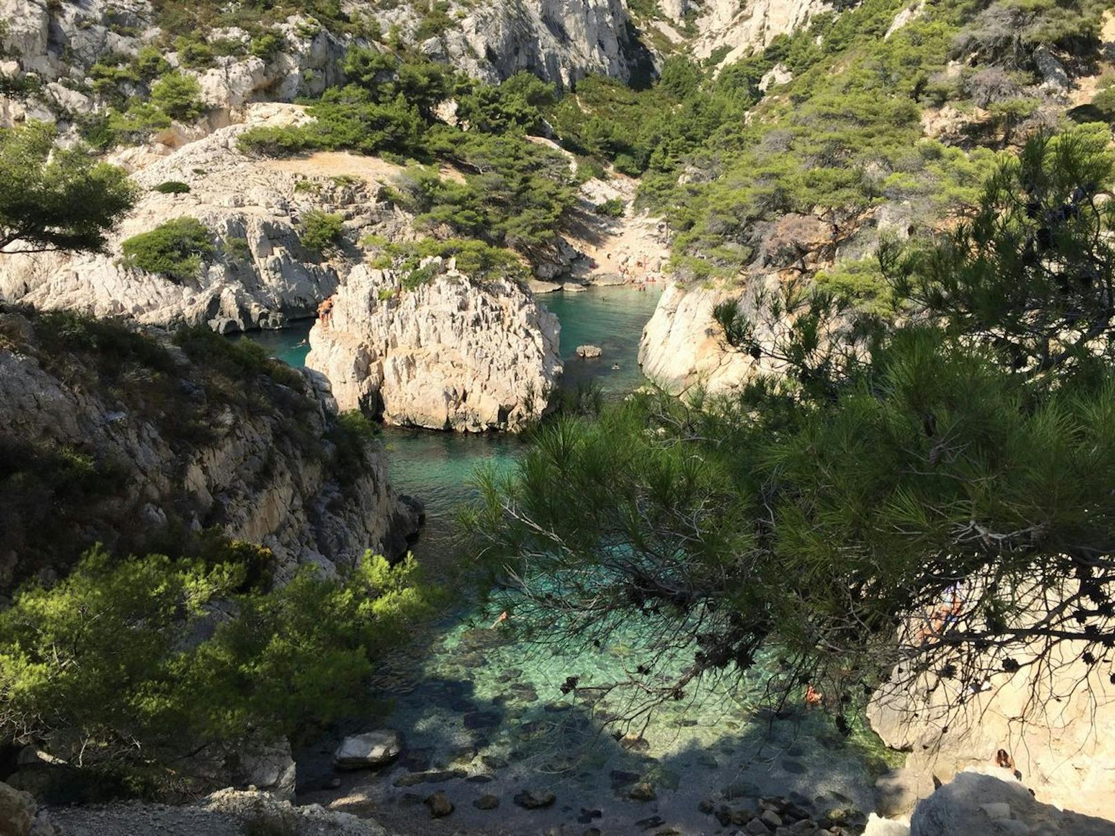 Da sich die Buchten in einem Nationalpark befinden und im Sommer ein beliebtes Ausflugsziel in der Region ist, muss vorgängig eine kostenlose <a href="https://troov.com/parc-national-des-calanques/rendez-vous?name=Calanque%20de%20Sugiton" target="_blank" rel="noopener noreferrer">Reservierung auf der Website</a> erfolgen.