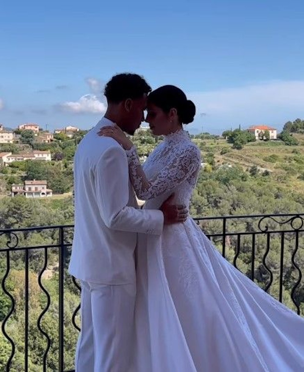 Die Hochzeit vor der idyllischen Landschaft.