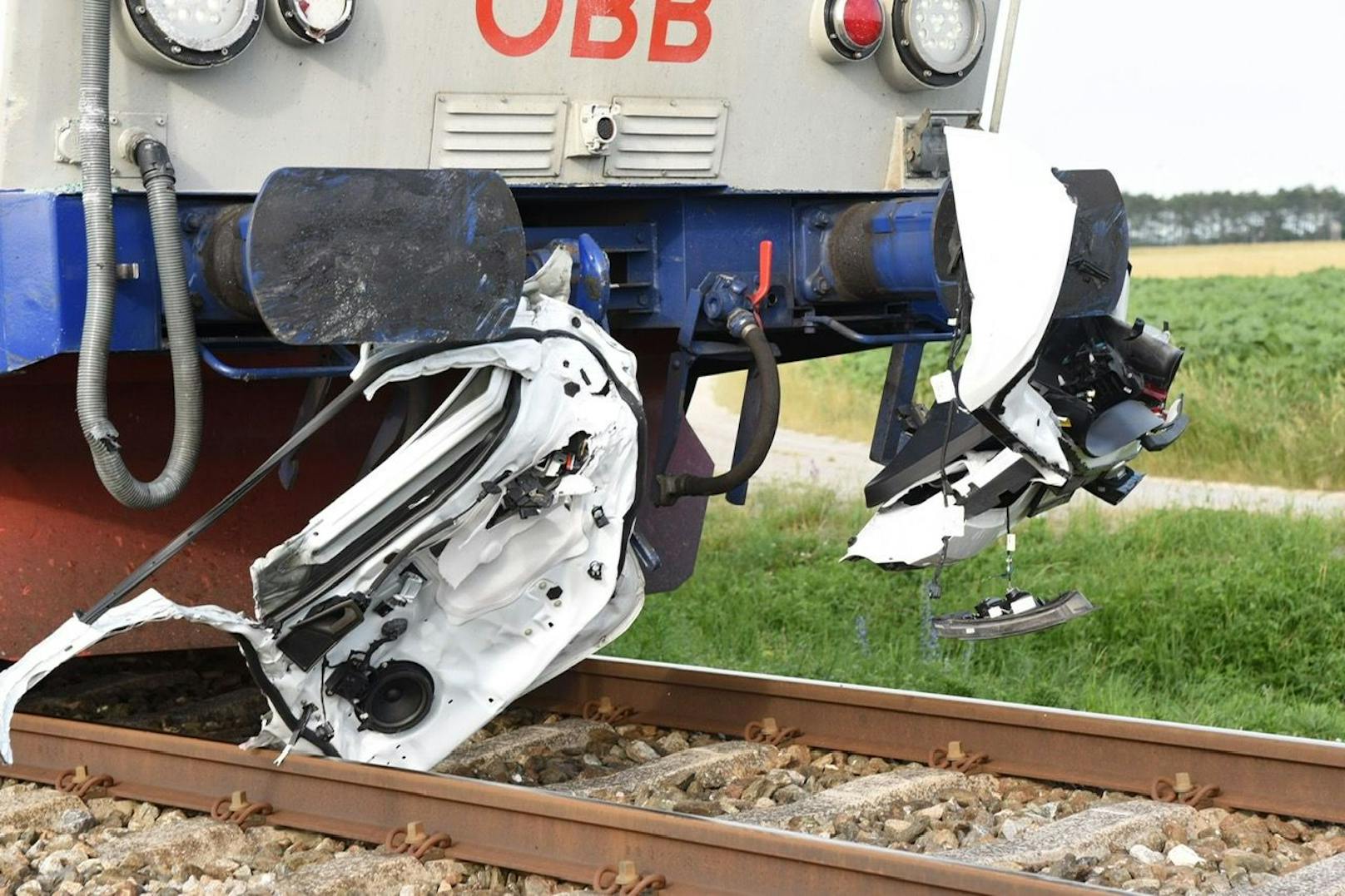 Auto gegen Zug: 2 Schwerverletzte