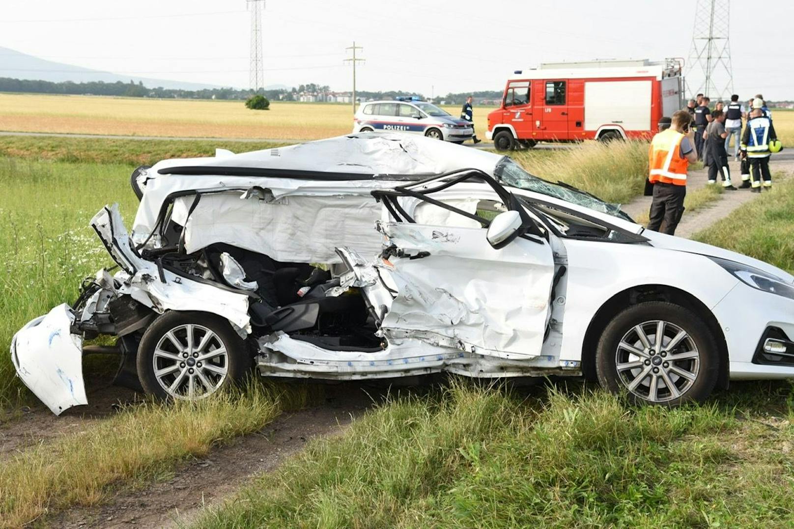 Auto gegen Zug: 2 Schwerverletzte