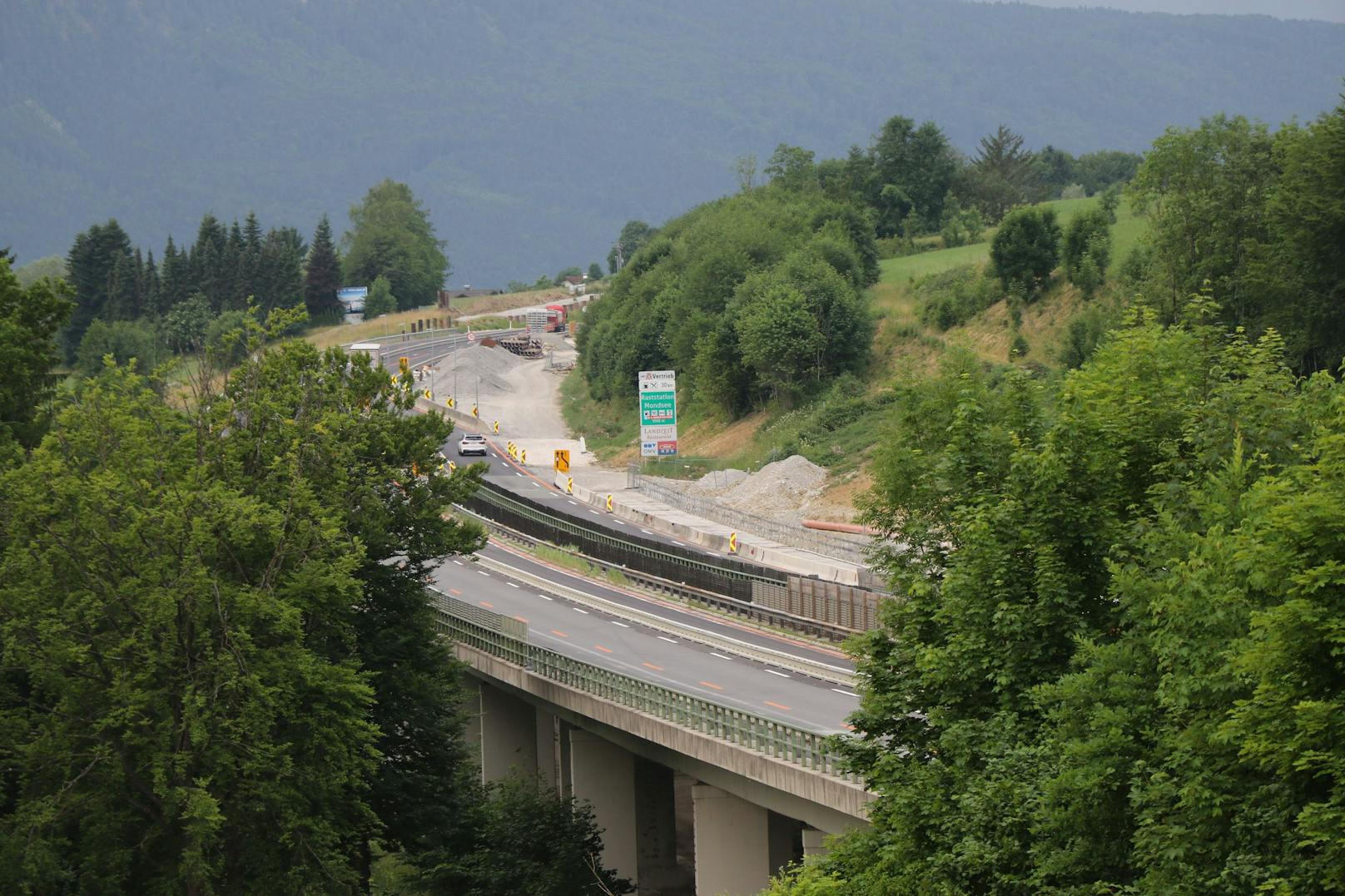 Schon den ganzen Mittwoch über war die Richtungsfahrbahn Wien der A1 Westautobahn im Abschnitt Mondsee komplett gesperrt. Ein Randbalken hatte sich von einem Brückentragwerk gelöst.