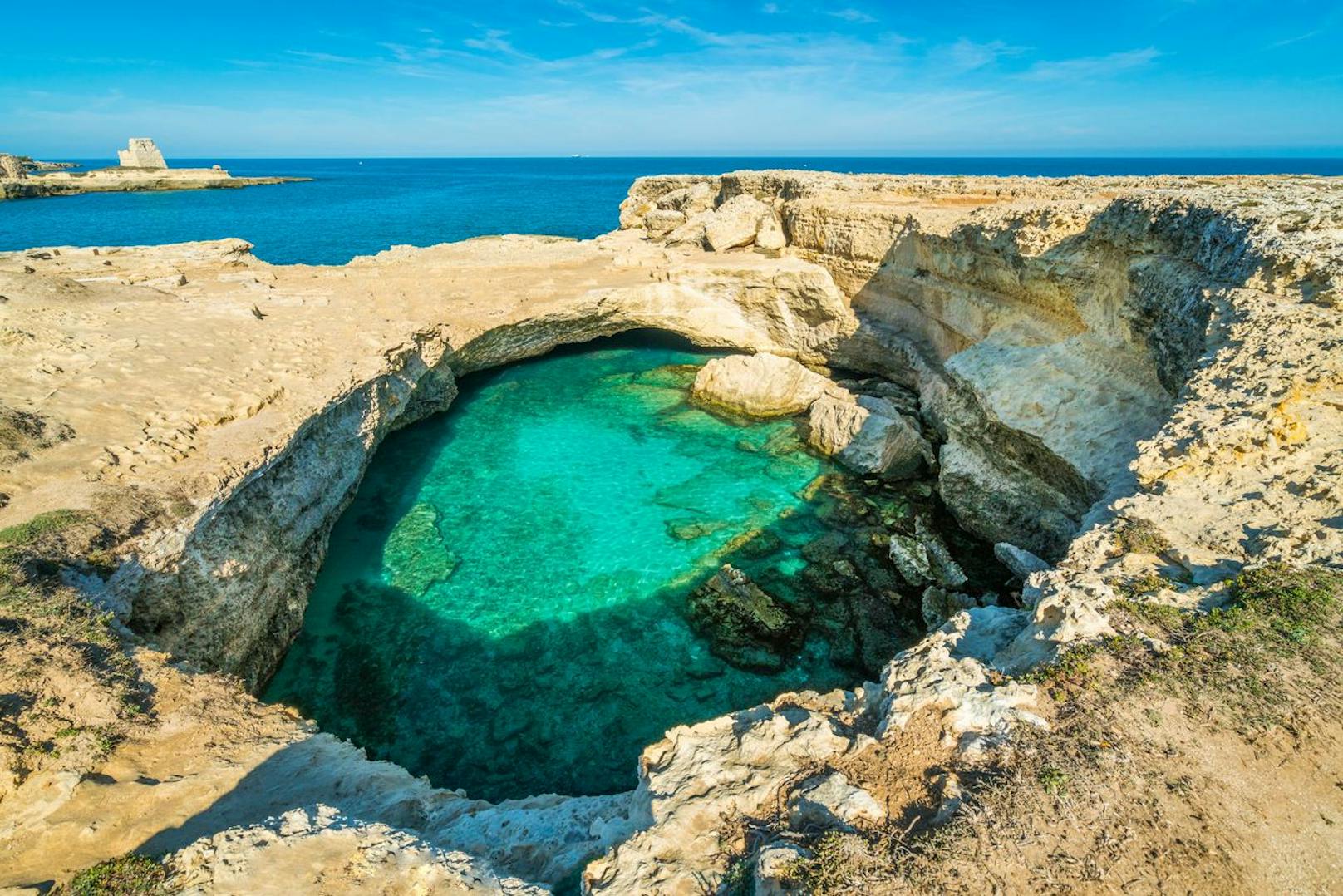 Einst konnte man in der Grotta della Poesia in Apulien, Italien, schwimmen. Aufgrund der brüchigen Felsen herrscht aktuell jedoch Badeverbot. Immerhin: Die Grotte darf zumindest besichtigt werden.