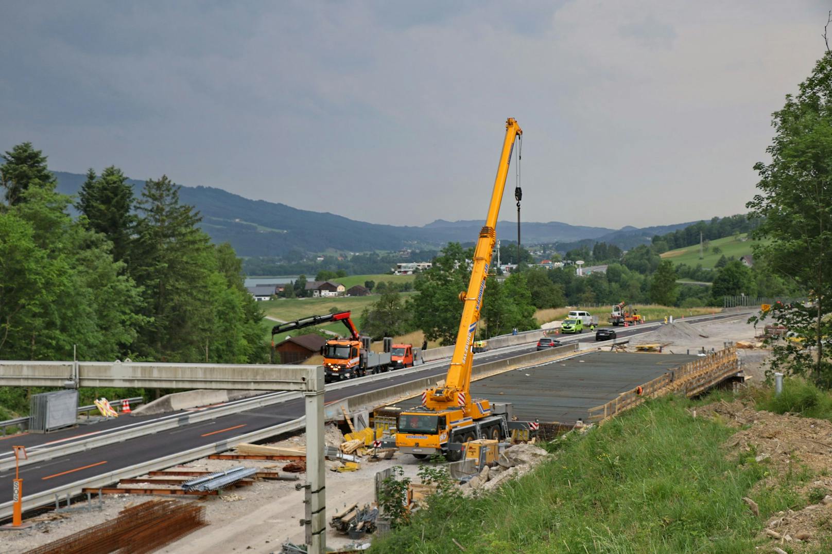 Schon den ganzen Mittwoch über war die Richtungsfahrbahn Wien der A1 Westautobahn im Abschnitt Mondsee komplett gesperrt. Ein Randbalken hatte sich von einem Brückentragwerk gelöst.