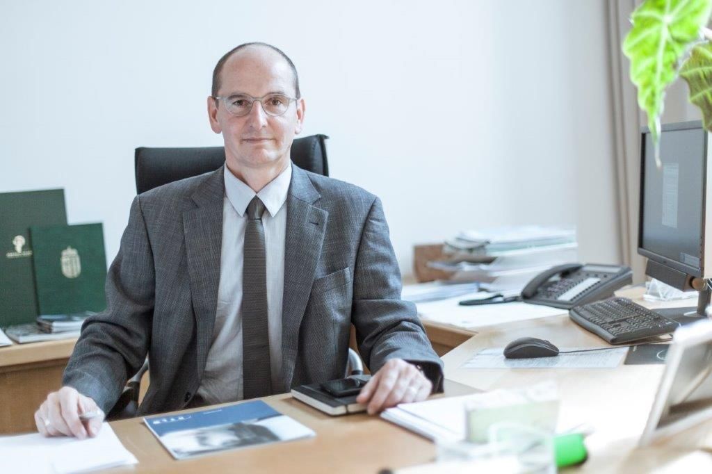 Direktor Christian Armbruster nimmt die Aktion mit viel Humor.
