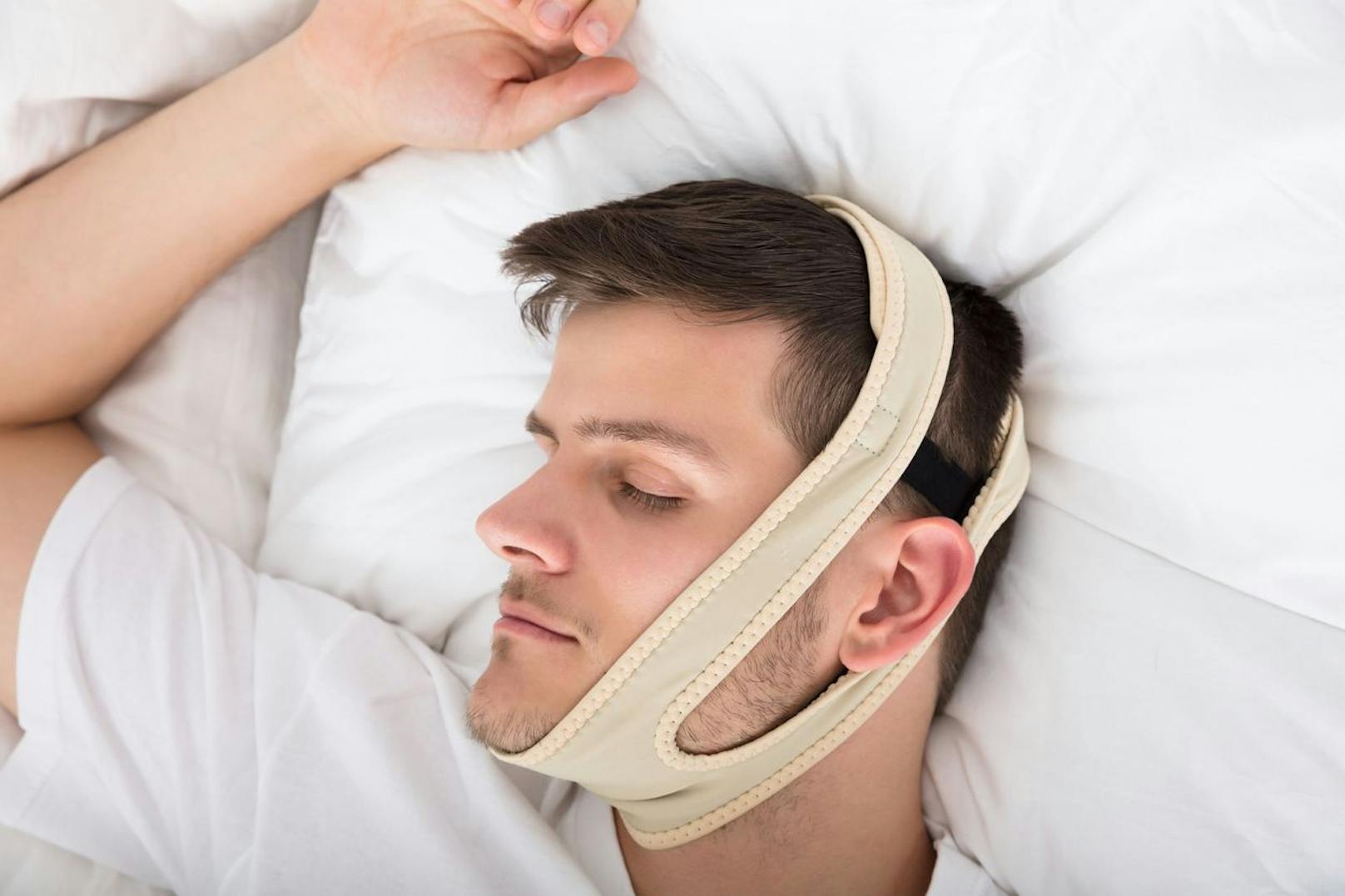 Verwende im Schlaf ein Anti-Schnarchen Kinnriemen, um Mundatmung zu vermeiden. 