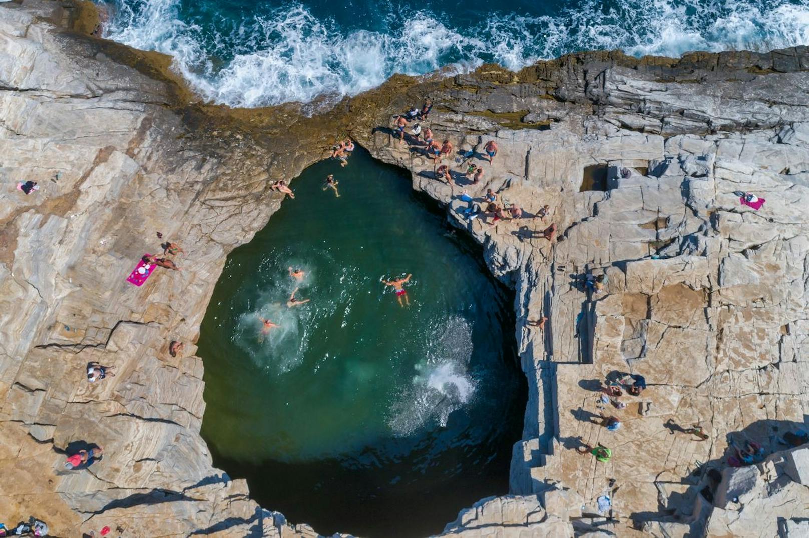 Die Giola Lagune befindet sich nahe der Südspitze von Thassos. Vom Hauptort Limenas erreichst du die Lagune in einer Stunde mit dem Auto, das nächstgelegene Dorf Potos befindet sich nur drei Kilometer davon entfernt.&nbsp;