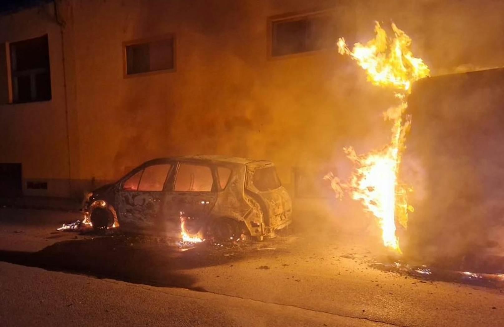 Auch ein Pkw stand lichterloh in Flammen.