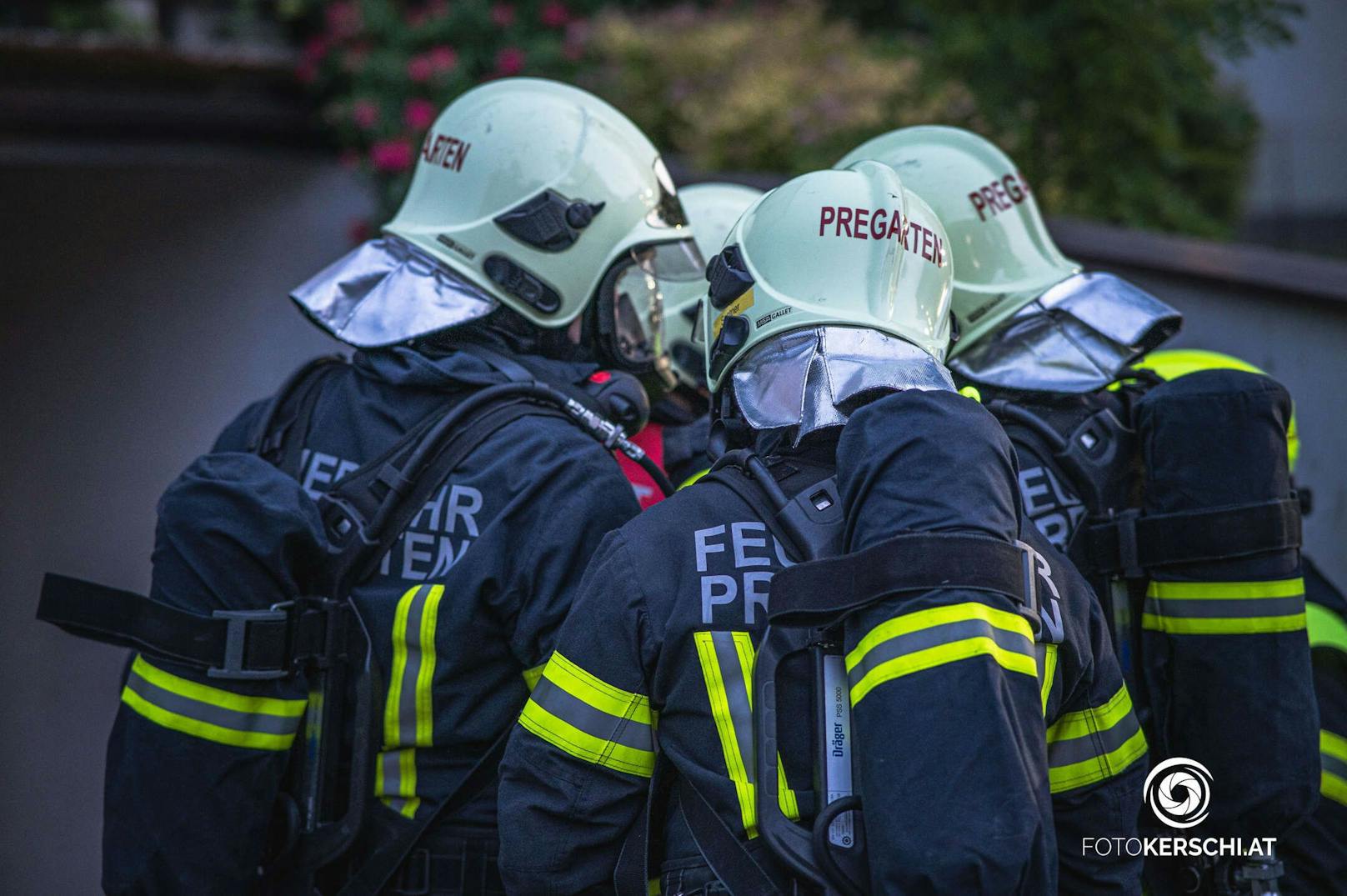 Die Feuerwehren Pregarten, Selker Neustadt und Pregartsdorf wurden am Donnerstag um 21.00 Uhr zu einem Kellerbrand alarmiert. Dank des schnellen Eingreifens der Anwohner konnten erste Löschmaßnahmen ergriffen werden, um die Ausbreitung des Feuers zu verhindern.