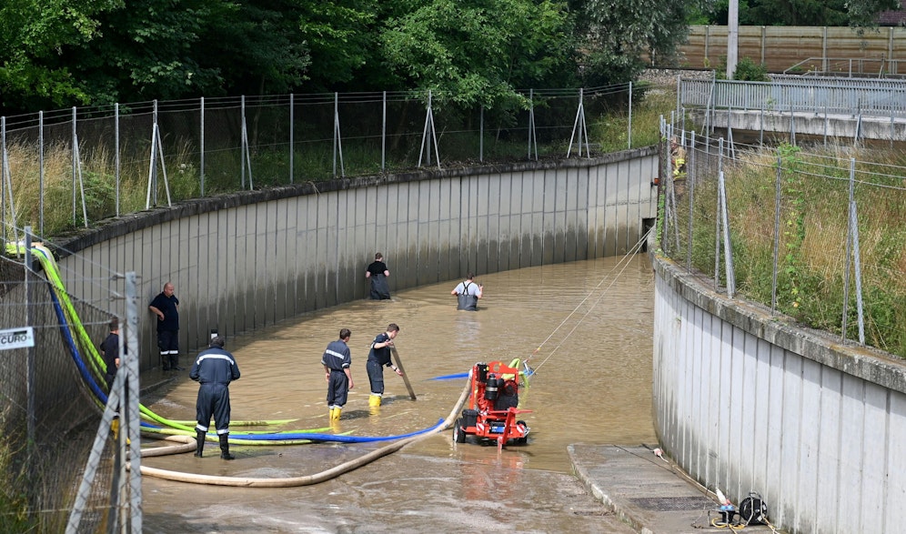 Stellenweise können auch Straßen überflutet werden. Archivbild aus dem Jahr 2021.