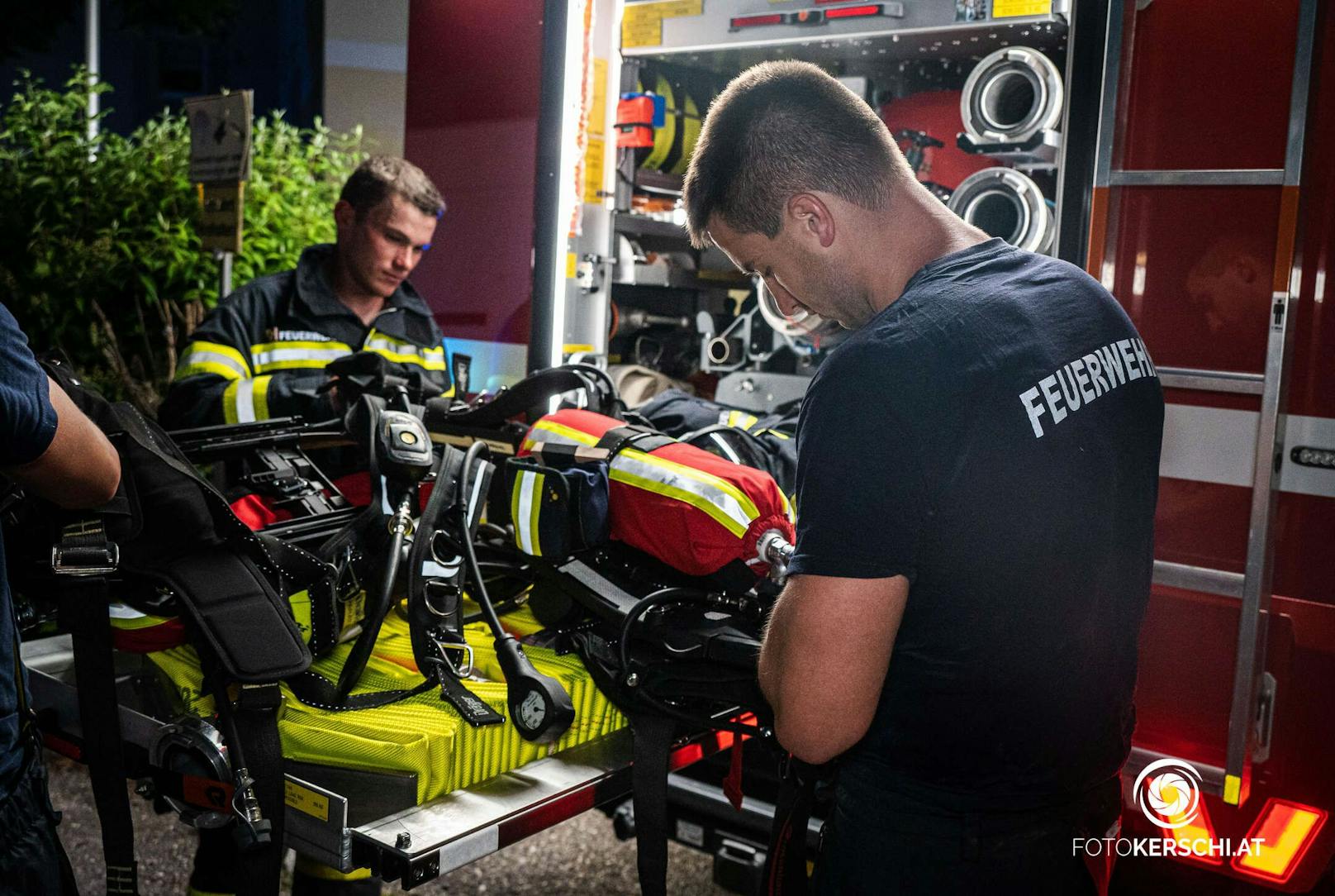 Die Feuerwehren Pregarten, Selker Neustadt und Pregartsdorf wurden am Donnerstag um 21.00 Uhr zu einem Kellerbrand alarmiert. Dank des schnellen Eingreifens der Anwohner konnten erste Löschmaßnahmen ergriffen werden, um die Ausbreitung des Feuers zu verhindern.