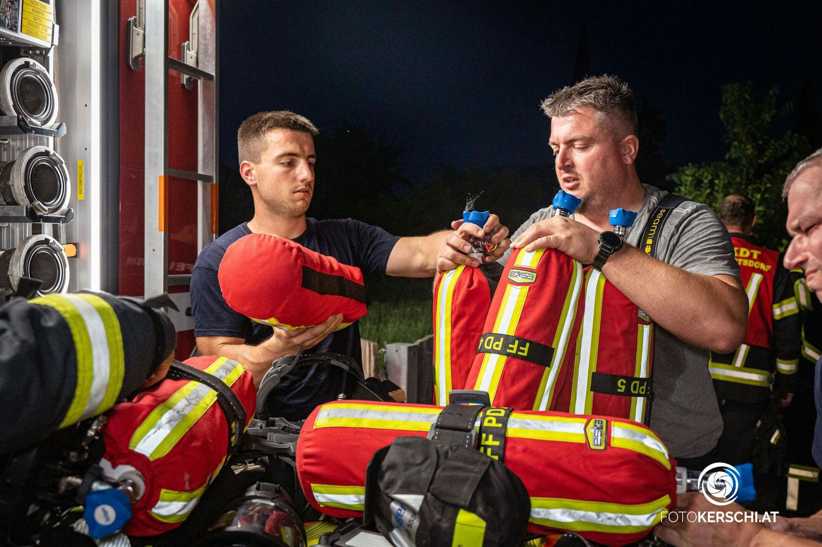 Die Feuerwehren Pregarten, Selker Neustadt und Pregartsdorf wurden am Donnerstag um 21.00 Uhr zu einem Kellerbrand alarmiert. Dank des schnellen Eingreifens der Anwohner konnten erste Löschmaßnahmen ergriffen werden, um die Ausbreitung des Feuers zu verhindern.