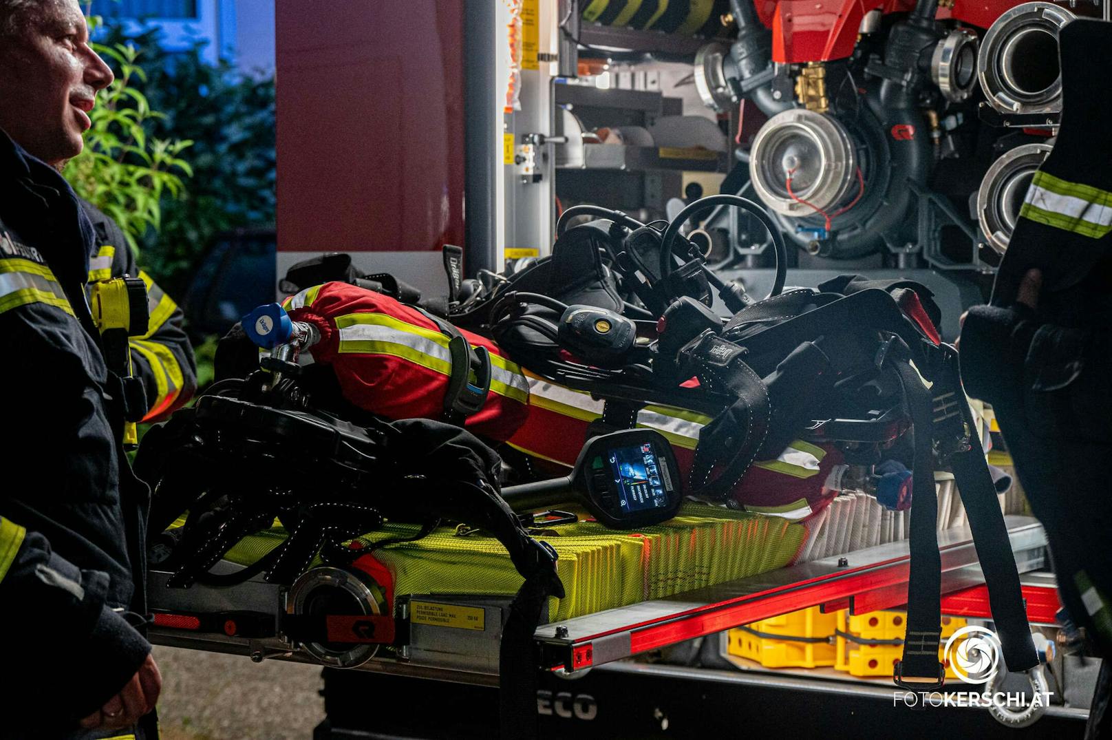 Die Feuerwehren Pregarten, Selker Neustadt und Pregartsdorf wurden am Donnerstag um 21.00 Uhr zu einem Kellerbrand alarmiert. Dank des schnellen Eingreifens der Anwohner konnten erste Löschmaßnahmen ergriffen werden, um die Ausbreitung des Feuers zu verhindern.