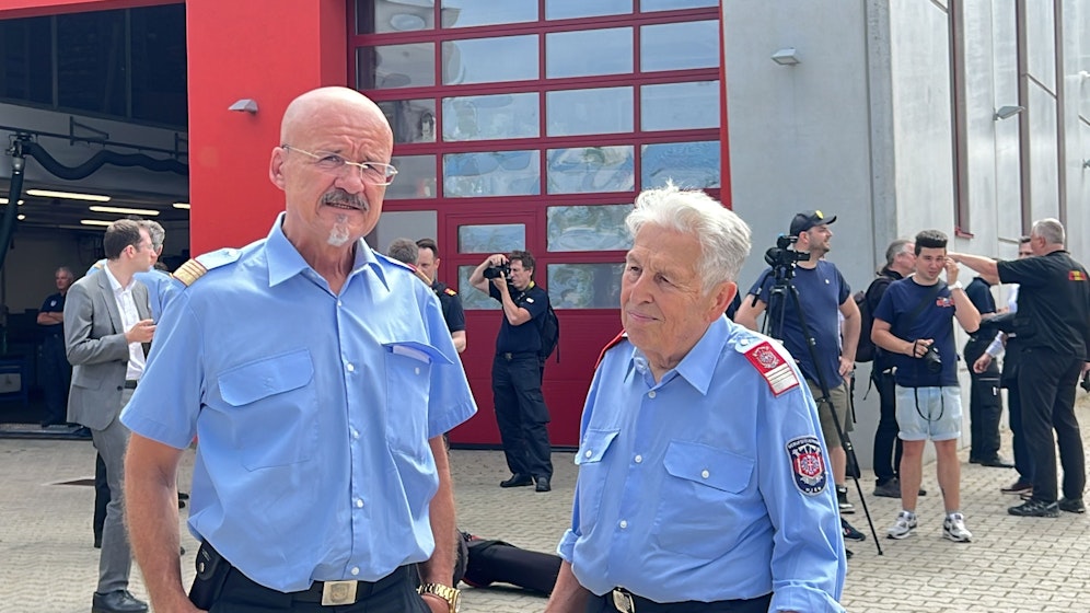 Oberbrandrat und Feuerwehrsprecher Christian Feiler (li.) warnt vor den Gefahren einer Gastherme im Sommer.