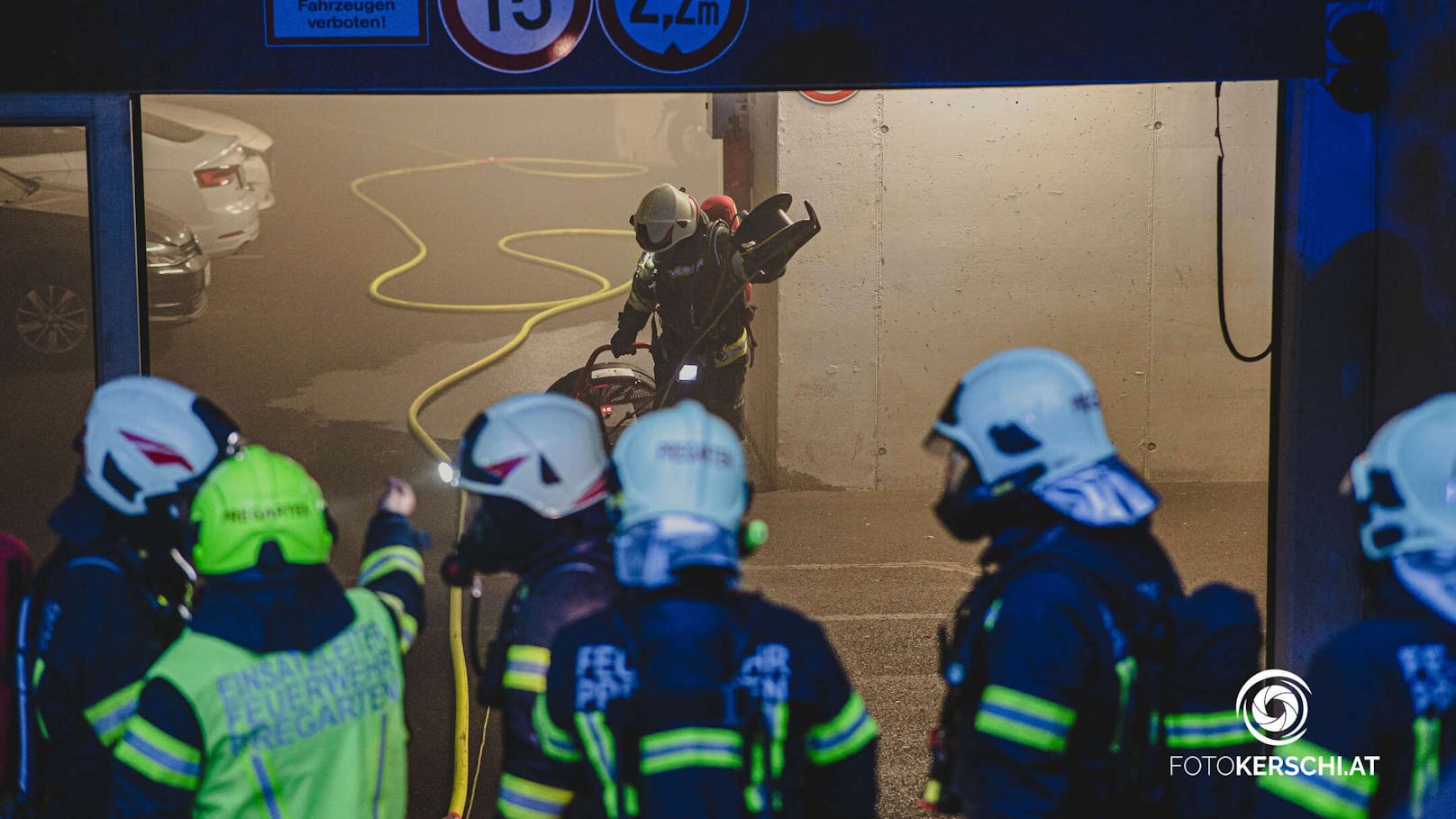 Die Feuerwehren Pregarten, Selker Neustadt und Pregartsdorf wurden am Donnerstag um 21.00 Uhr zu einem Kellerbrand alarmiert. Dank des schnellen Eingreifens der Anwohner konnten erste Löschmaßnahmen ergriffen werden, um die Ausbreitung des Feuers zu verhindern.