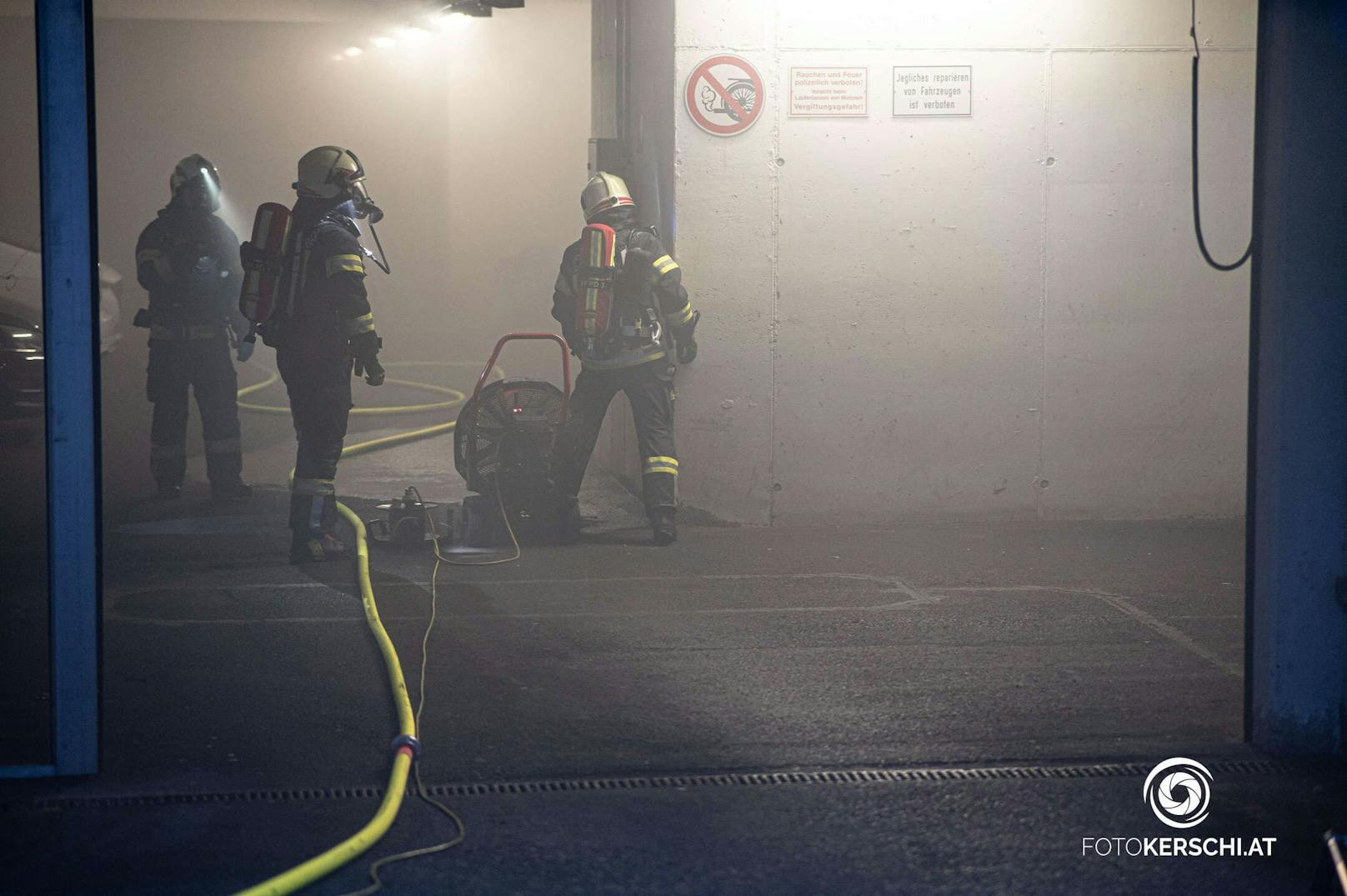 Die Feuerwehren Pregarten, Selker Neustadt und Pregartsdorf wurden am Donnerstag um 21.00 Uhr zu einem Kellerbrand alarmiert. Dank des schnellen Eingreifens der Anwohner konnten erste Löschmaßnahmen ergriffen werden, um die Ausbreitung des Feuers zu verhindern.