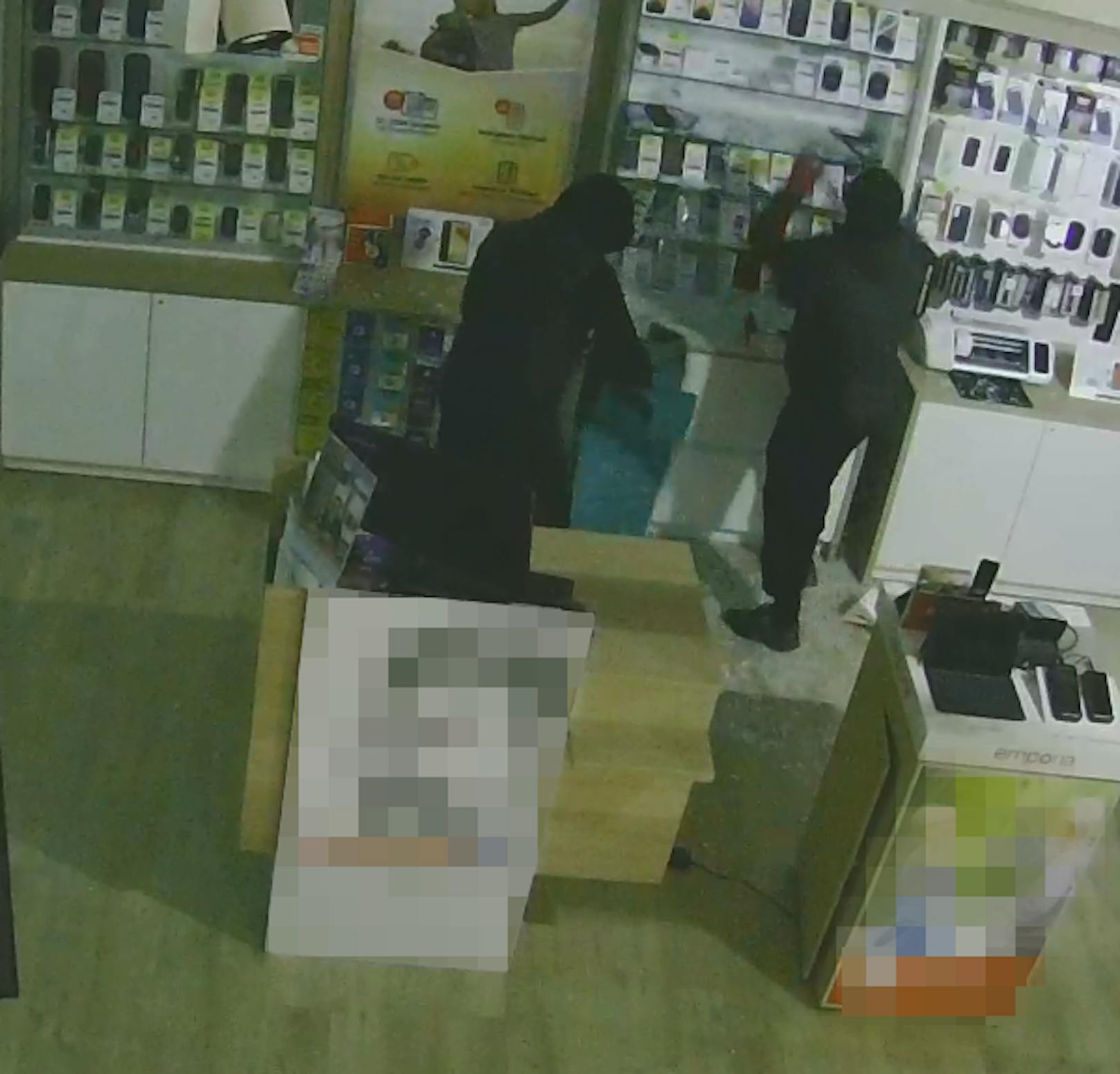 Bislang unbekannte, maskierte Täter räumten ein Geschäft in Bruck an der Leitha aus.