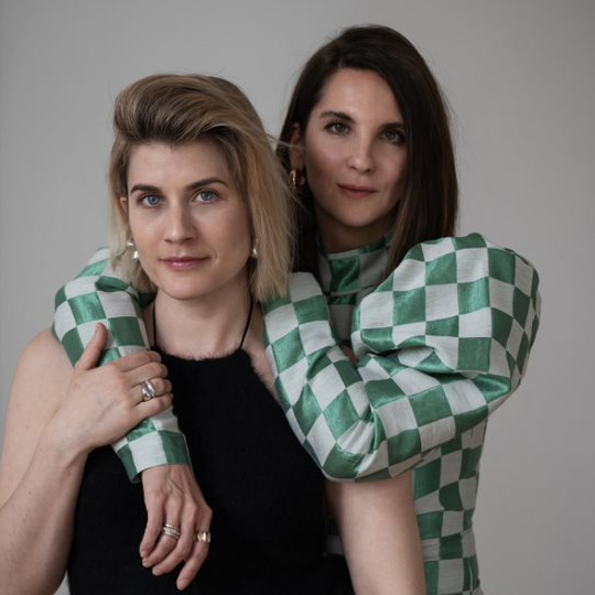Carola Pojer (links) und Andreea Cebuc (rechts) sind die Gründerinnen und Köpfe hinter HOUSE OF AUSTER. 