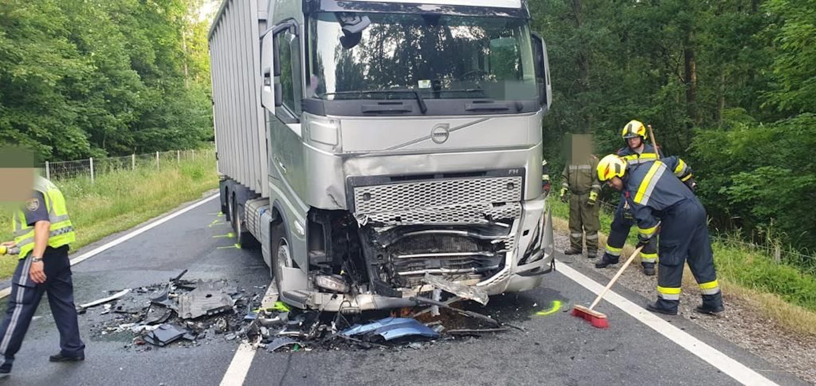 Der Lkw krachte in einen Pkw.