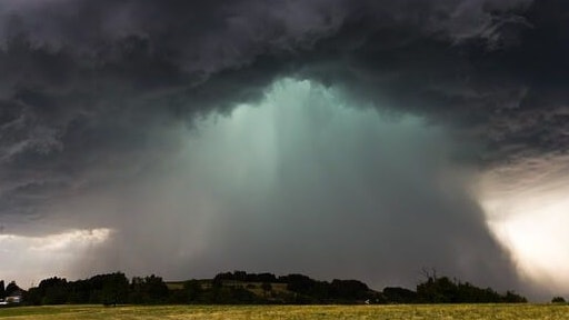 Laut Ubimet-Experten drohen in den kommenden Stunden "kräftige Gewitter mit Hagel und Starkregen". Symbolbild. 