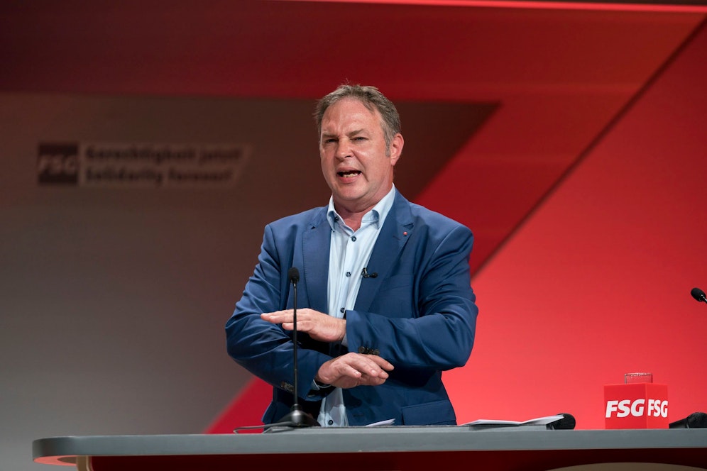 Andreas Babler während einer Rede.