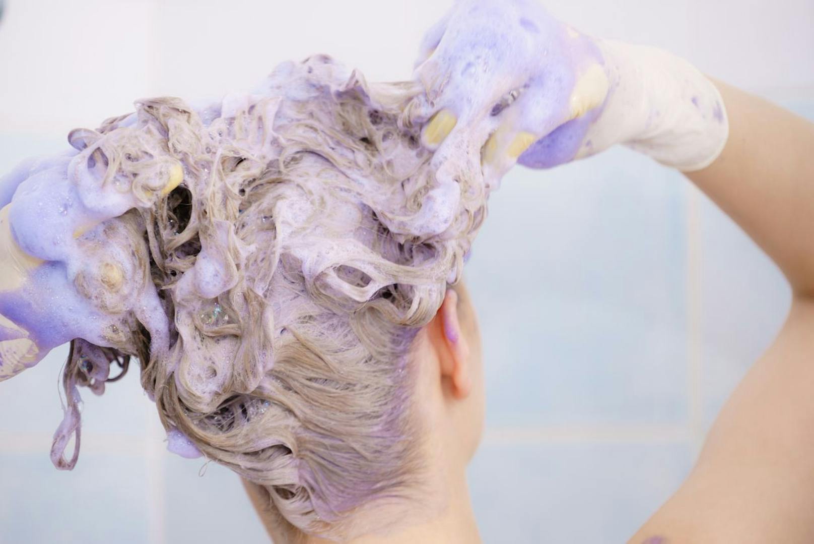 Kaufe dir zusätzlich ein lila-blaues Shampoo, dass einmal wöchentlich verwendet gehört. Dieses verhindert, dass deine Haare gelblich werden.