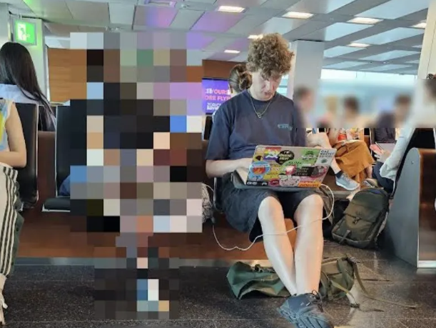 Der Klima-Aktivist und Mediensprecher Max Voegtli wurde am Donnerstag am Flughafen Zürich gesichtet.